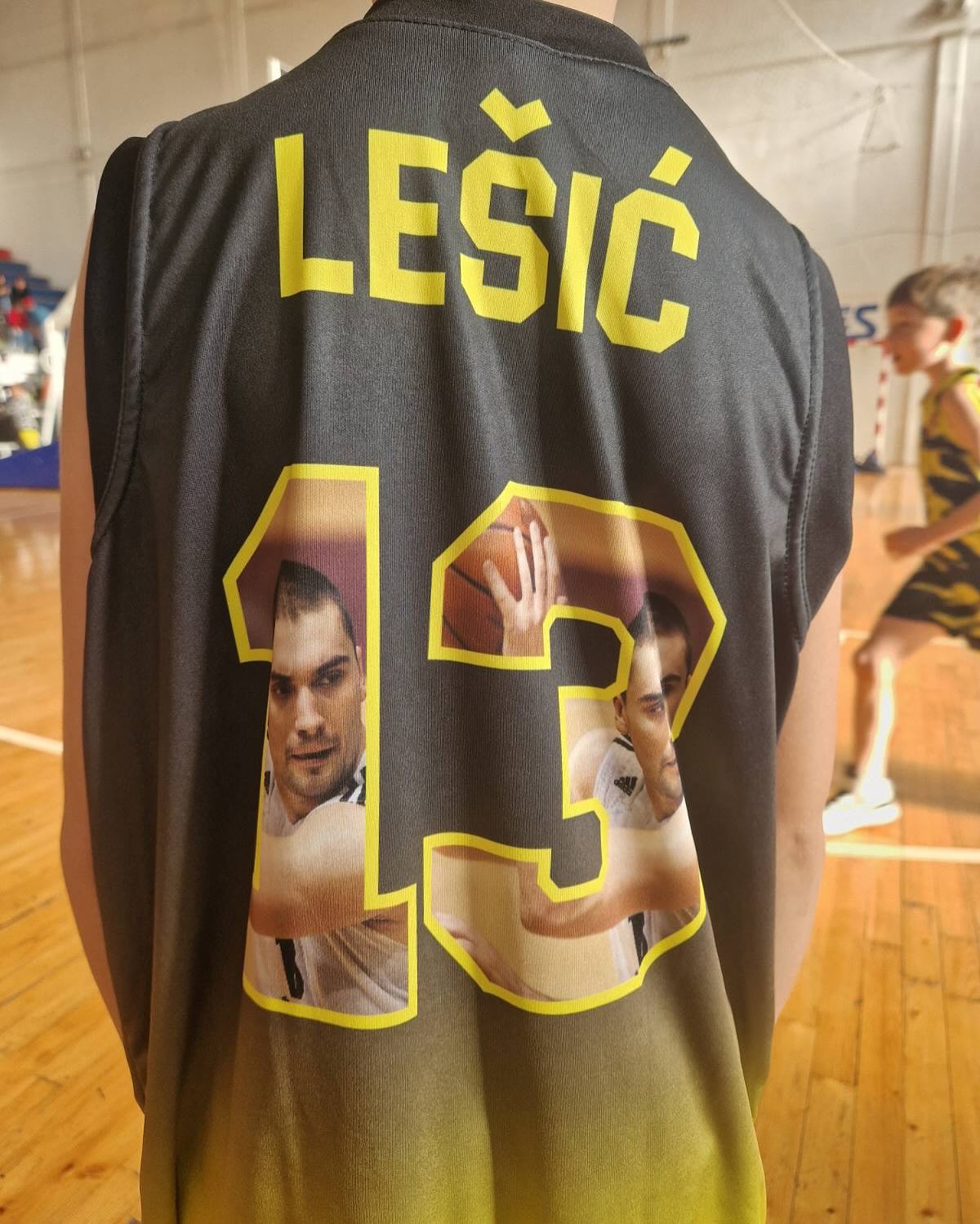 Dejan Milojević na grudima:... - Kosarkaski Klub Beovuk 72