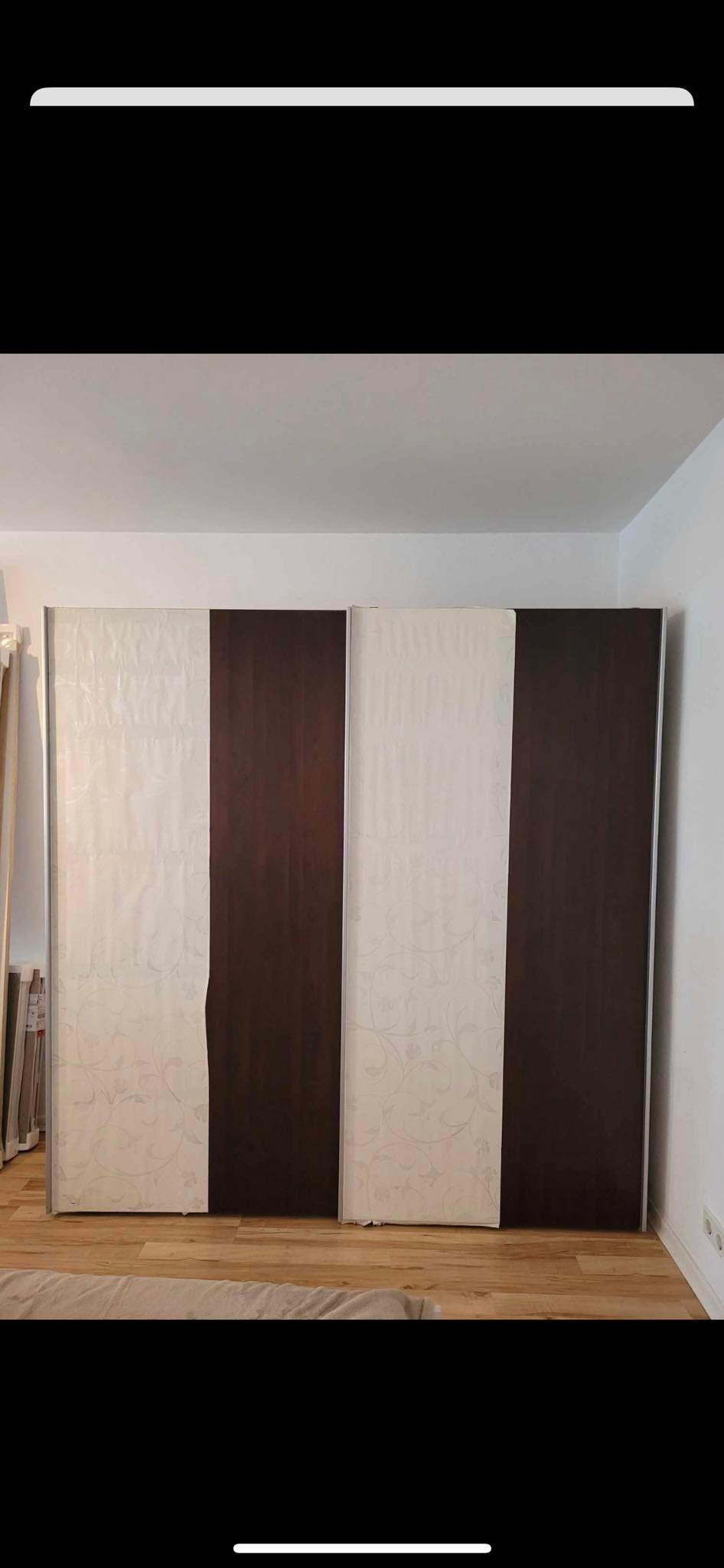 In Frankfurt Sachsenhausen ein Kleiderschrank zu verschenken. Stabil. Schwebetüren. Leichte Gebrauchspüren