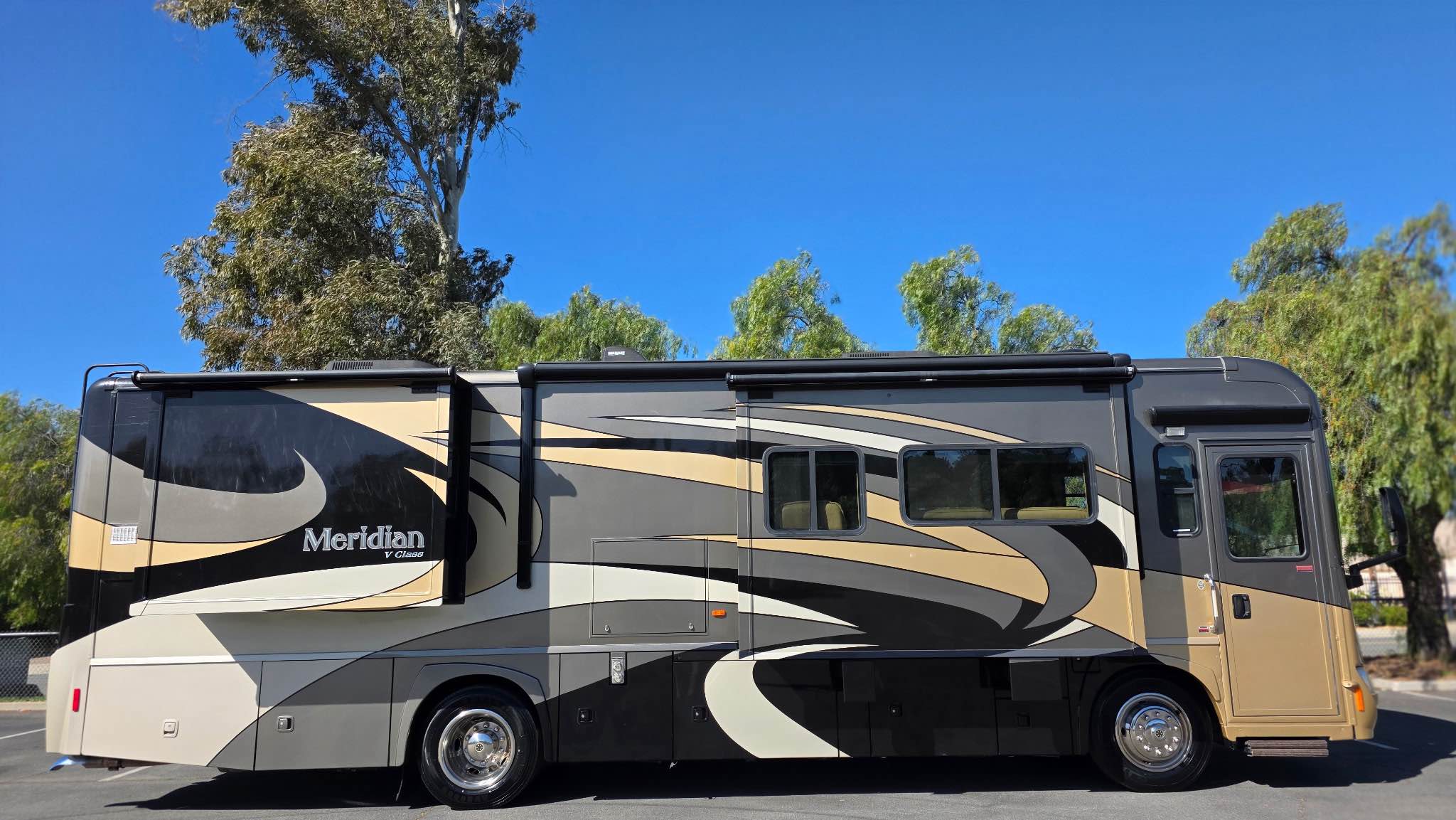 2011 Itasca Meridian model 34Y freightliner short diesel pusher