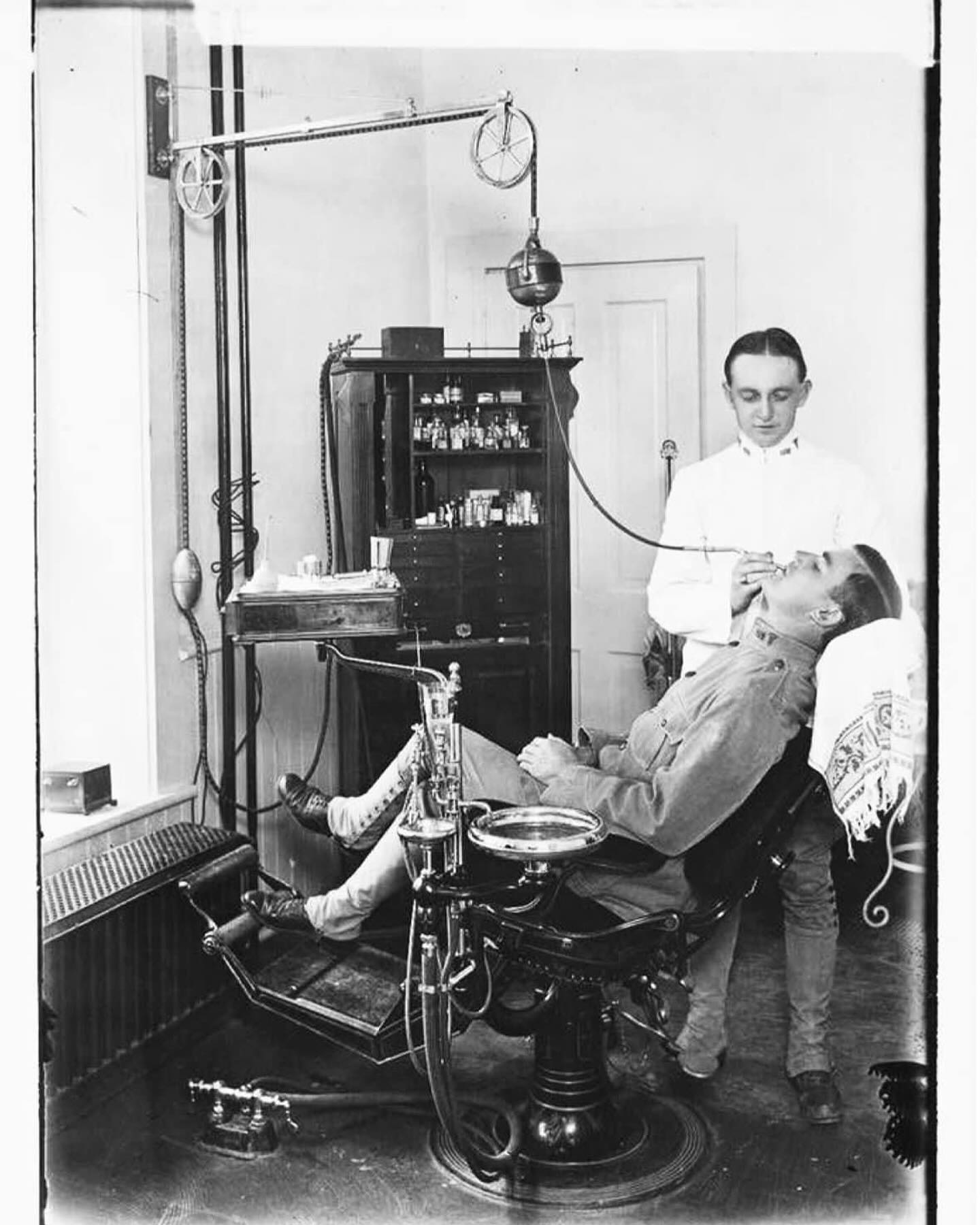Condent - La historia de la Odontología 🦷 Créditos: Anónimo