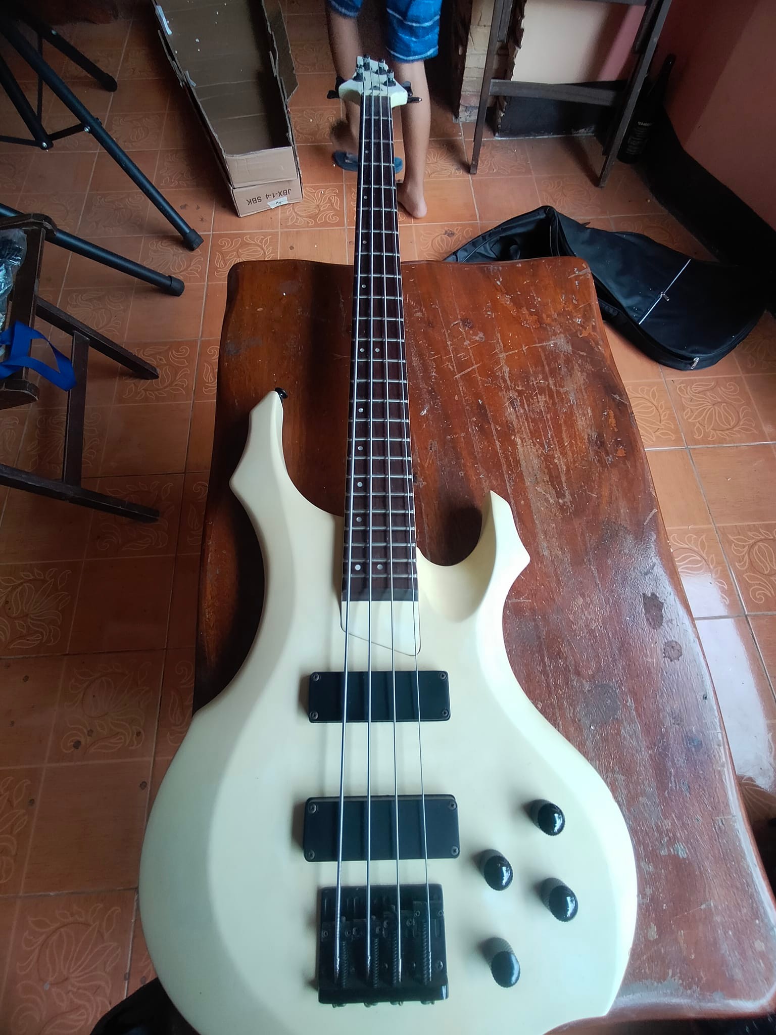 Grassroots by esp Forest bass Model: g-t-65fr Good working