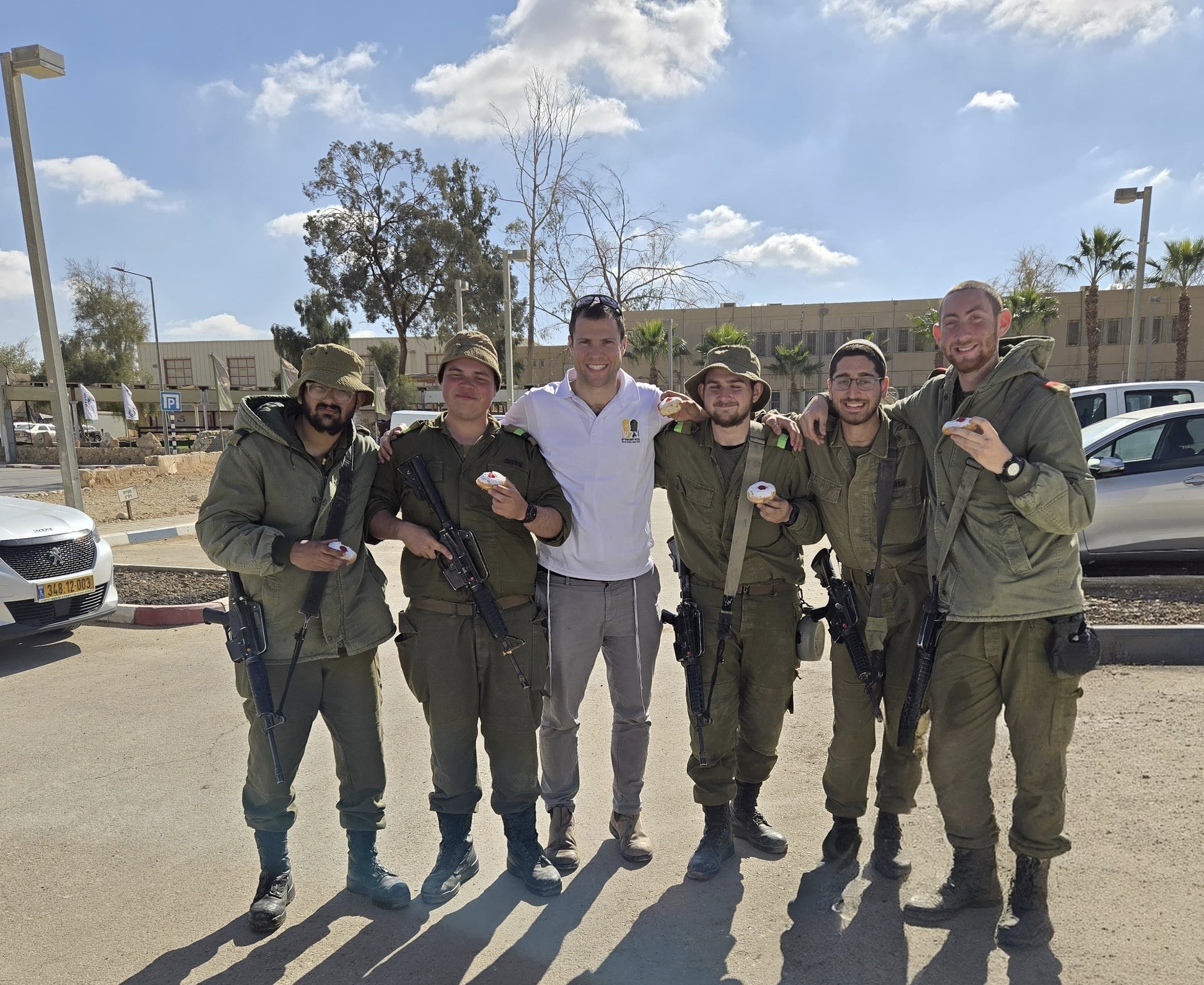 עוד יום מלא וגדוש של ארי הגיע לסיומו-... - צל