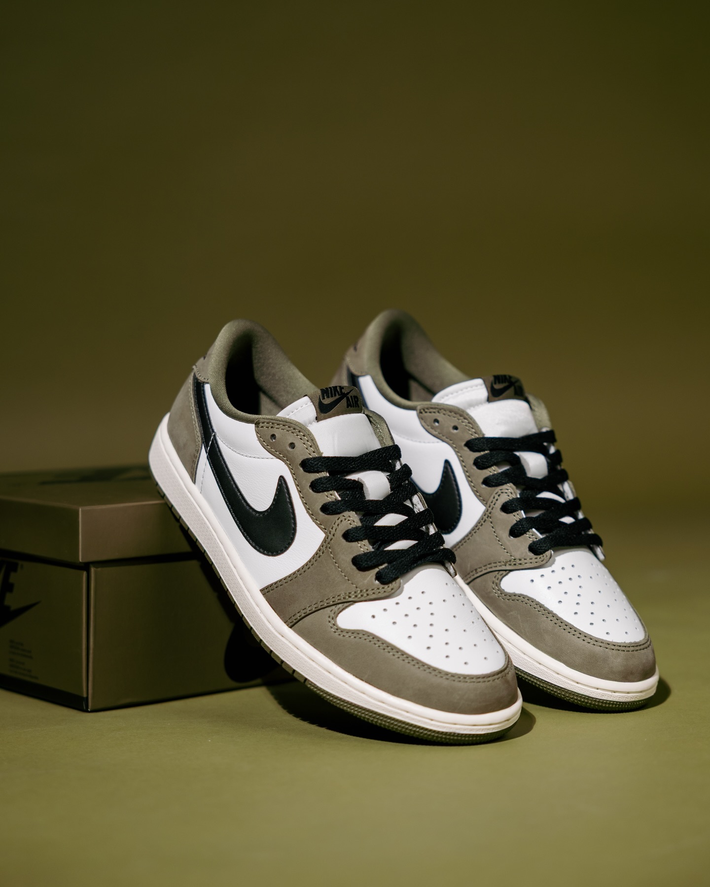 ?LAST FEW? AIR JORDAN 1 RETRO LOW OG MEDIUM OLIVE/BLACK-SUMMIT 