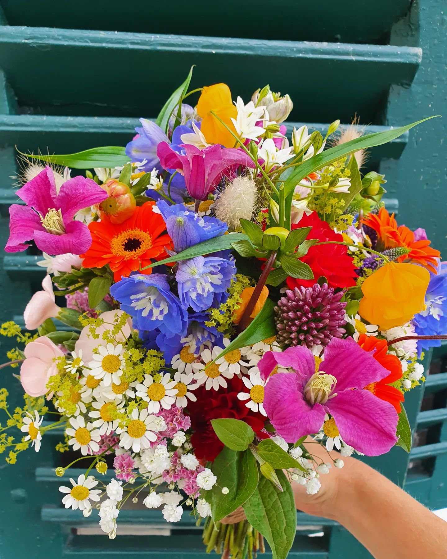 HAPPY WEEKEND ♡ #brautstrauß #bunt #sommer #sommerstrauß #allefarben #blumenwiese #hochzeitsfloristik #floristdesign #flower #flowersofinstagram #florist #sonnigertag #happytime #schöneswochenende
