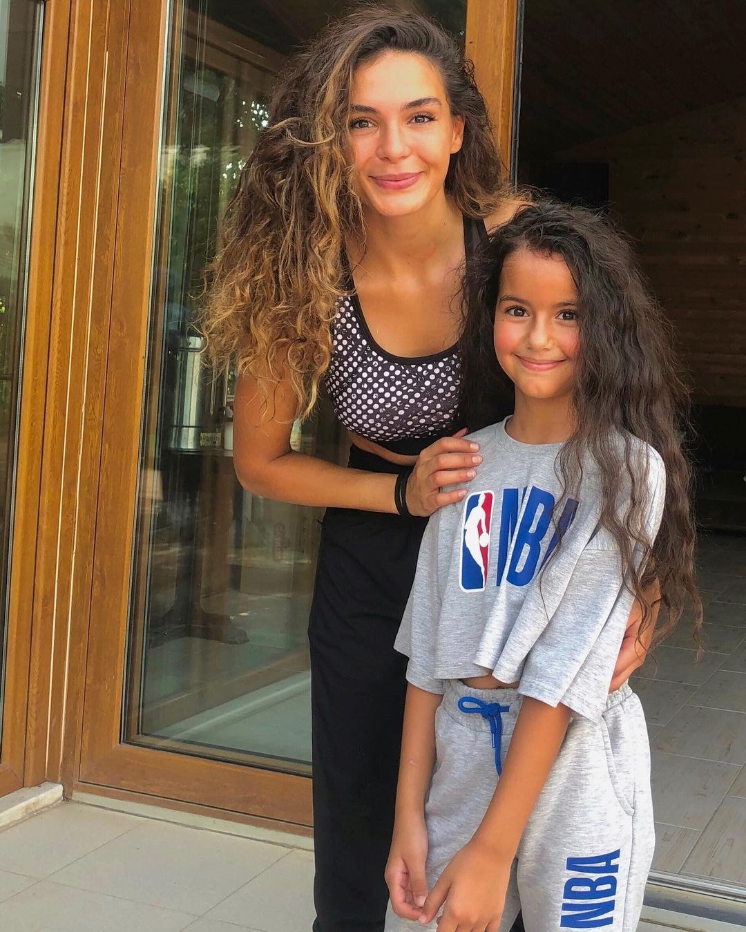 Hercai Brasil - Ebru Şahin com a pequena atriz Mina Akdin,...