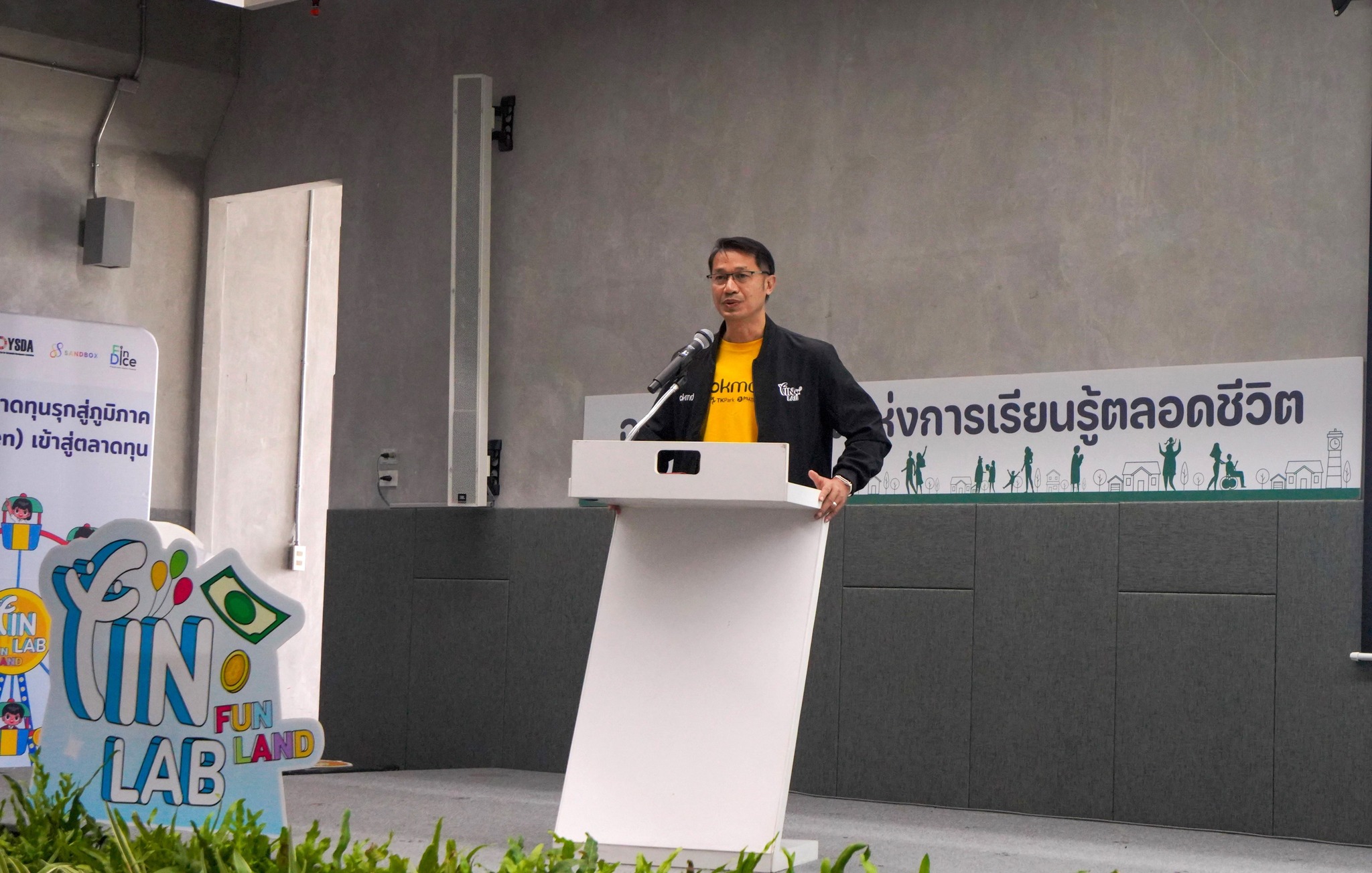 OKMD - ดร.ทวารัฐ สูตะบุตร ผอ. okmd ขึ้นกล่าวถึงวัตถุประสงค์ของงานและ ...