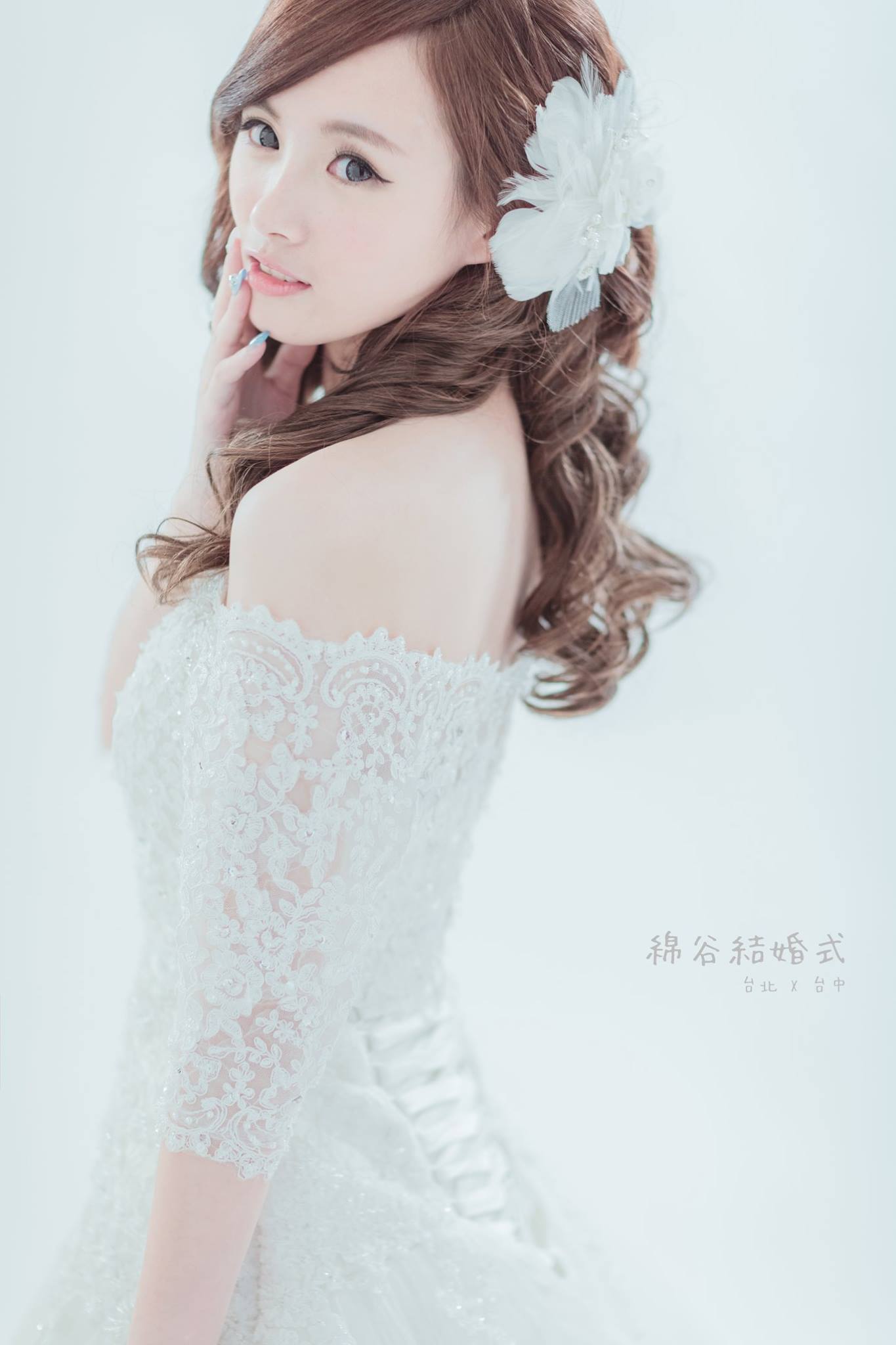 綿谷結婚式wataya Wedding 婚紗本中不可或缺一張空靈感的經典獨照潔白的婚紗與精雕細琢的蕾絲襯得氣質更加清新脫俗