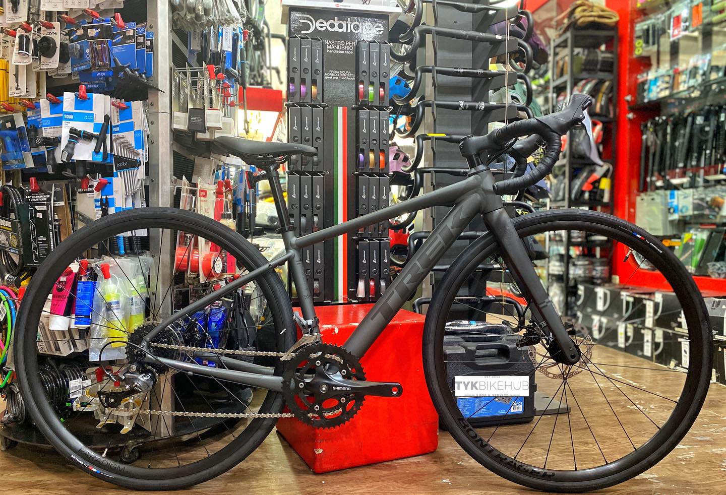 TYK - Trek Domane AL2 Disc Size 44 Domane AL 2 is a speedy and 
