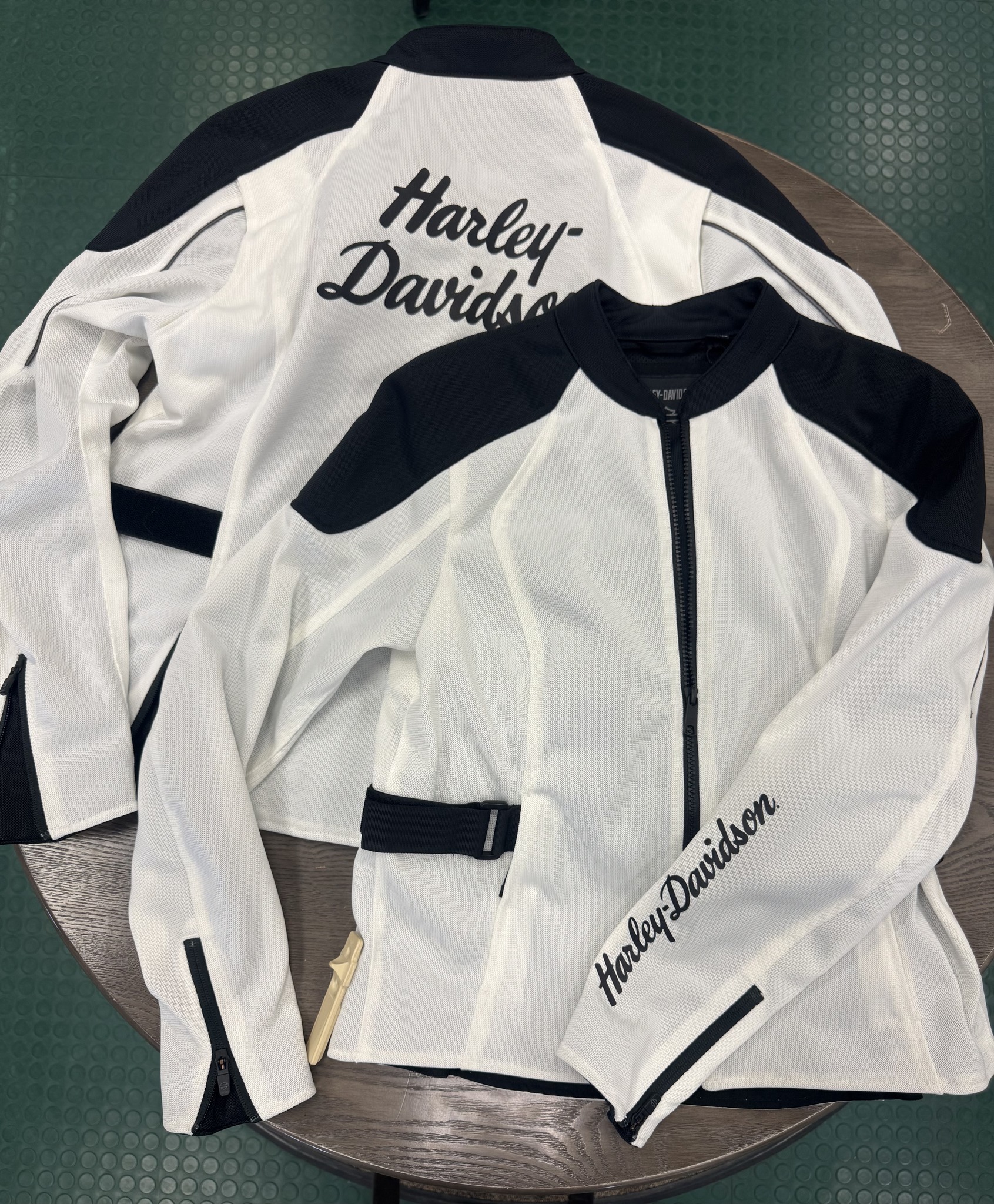 ✨Harley Davidson✨希少品・限定品✨白色 ライダースジャケット M White hot for Valentine's Day 🤍 This Harley-Davidson Zephyr 2