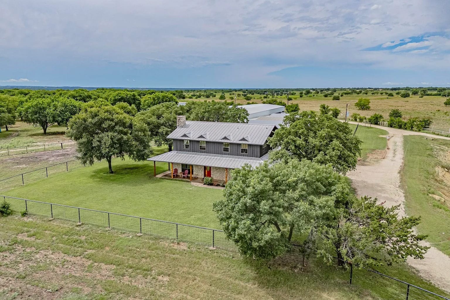 Tx - 26.5 ACRE HORSEMAN’S DREAM, 3-4/3 HOME, 12-STALL SHOW BARN, 6 ...
