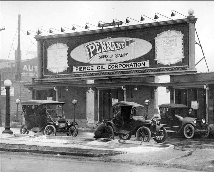 Pierce Oil Co. Filling Station at 4614 Washington Blvd. Photo by 