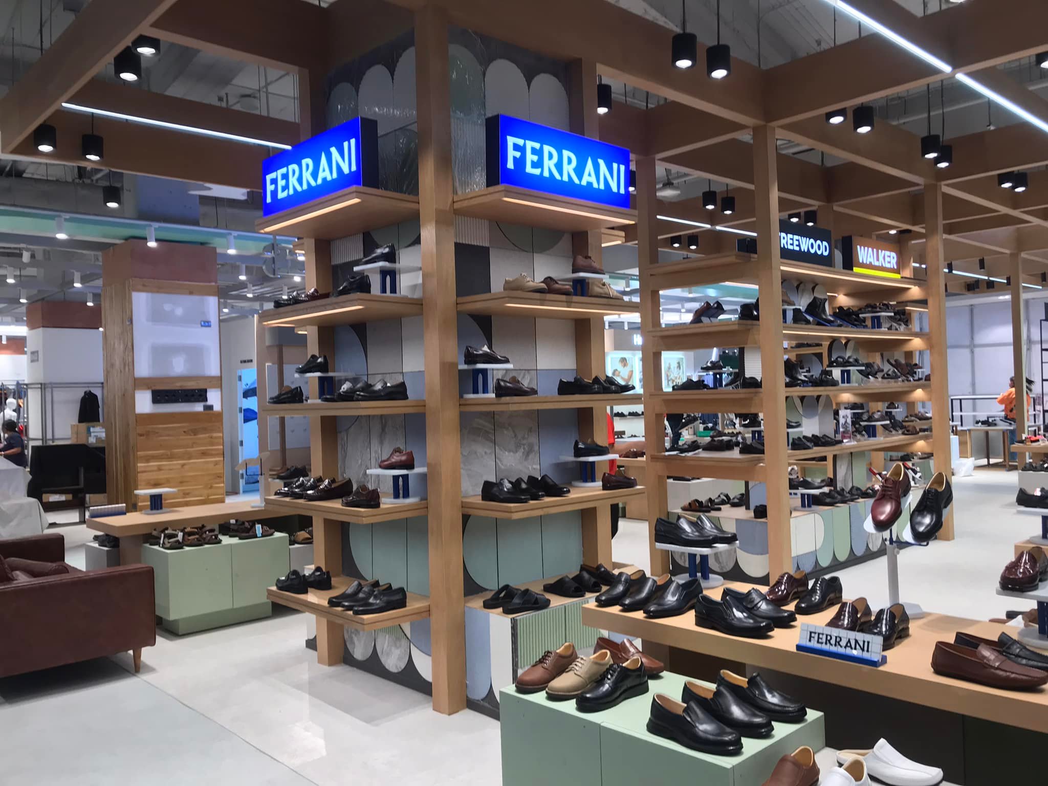 รองเท้าหนัง ferrani เฟอรานี่. สาขาพลาเดียมประตูน้ำ