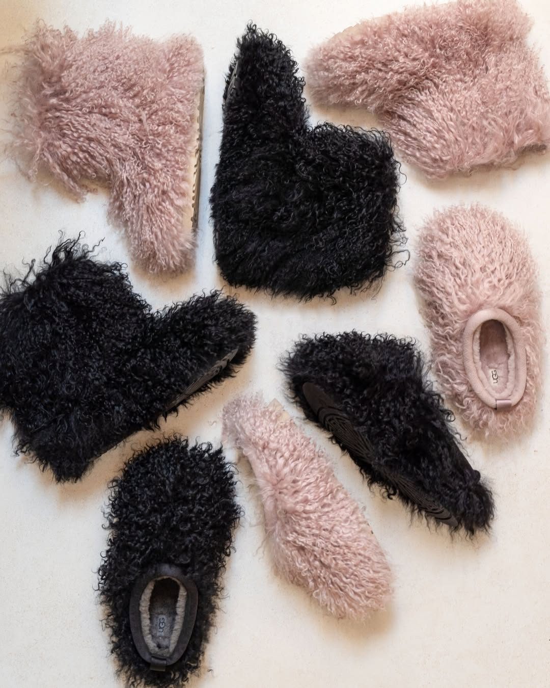 UGG シープスキン Classic Short Fluff Mommaでふわふわの頂点へ✨ UGG®ならではの心地よ