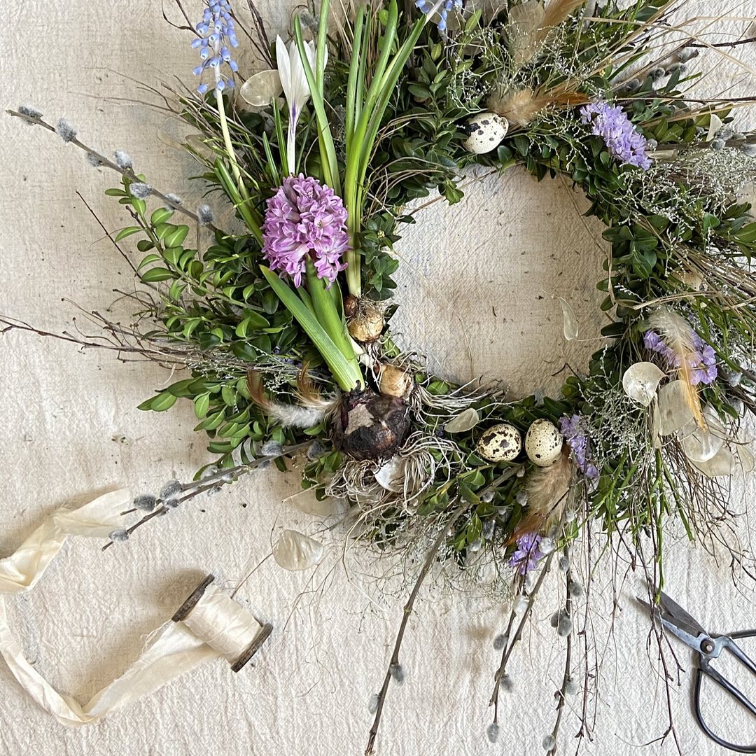 Dieser Frühlingskranz ist mehr als nur Deko – er ist ein Türöffner für gute Laune und Fröhlichkeit! 🌼💚 Läute den Frühling ein, um die Tür für blühende Gedanken weit aufzustoßen. Wer sagt
