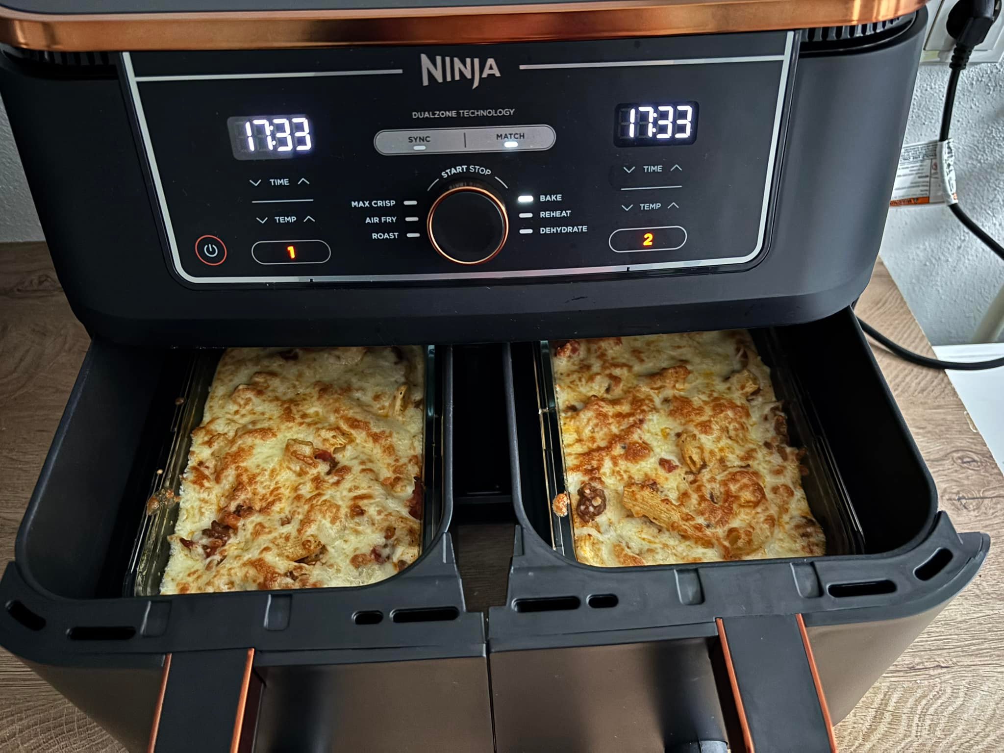 Hallo 🙋‍♀️ Ich bin noch ganz neu in der Gruppe. Wir haben heute Rigatoni mit Hackfleischsauce in der Ninja gemacht. Dazu haben wir die Glasschalen von Ikea verwendet. Zuerst habe ich 160