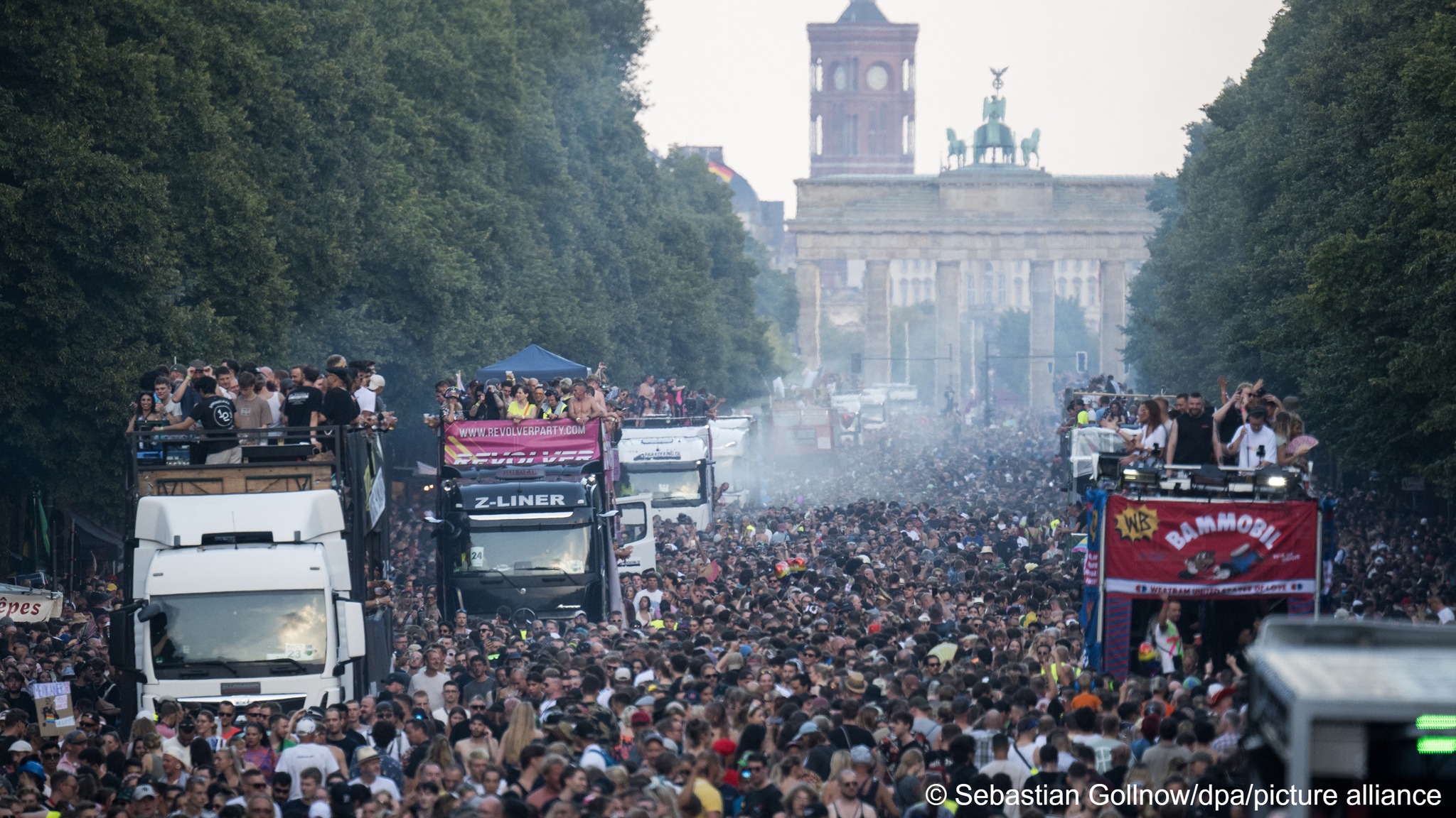 DW News - Over 200,000 people gathered for Berlin's 