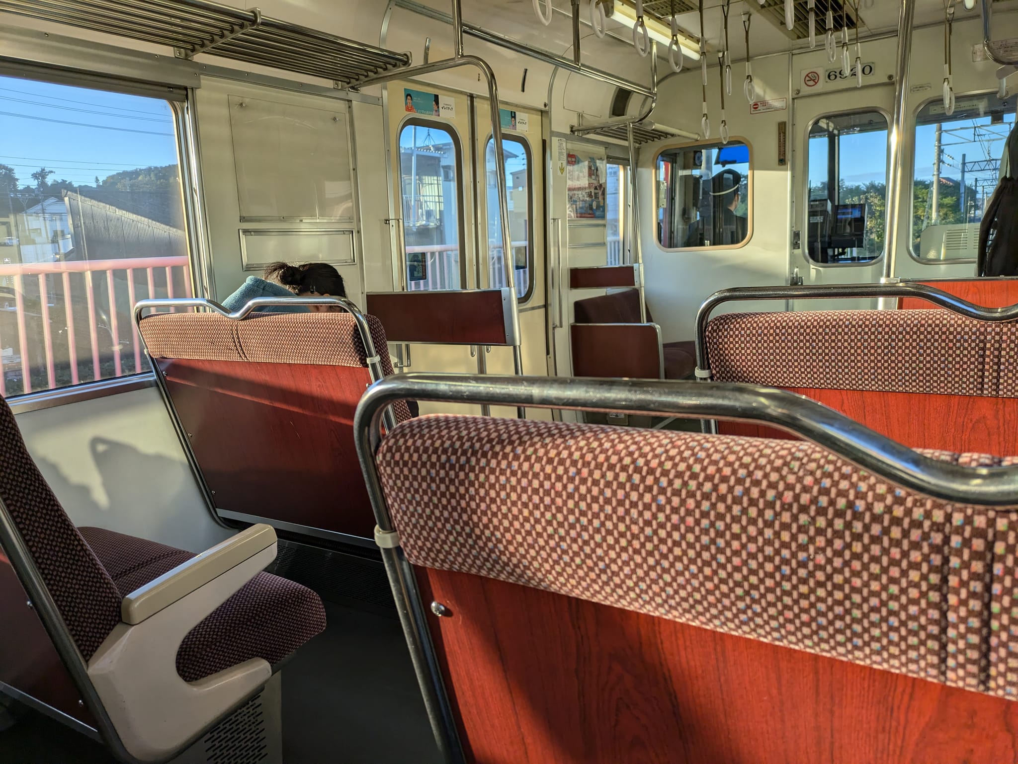 名鉄独特な6800系の座席。 近年投入される一般車はロングシートばかり