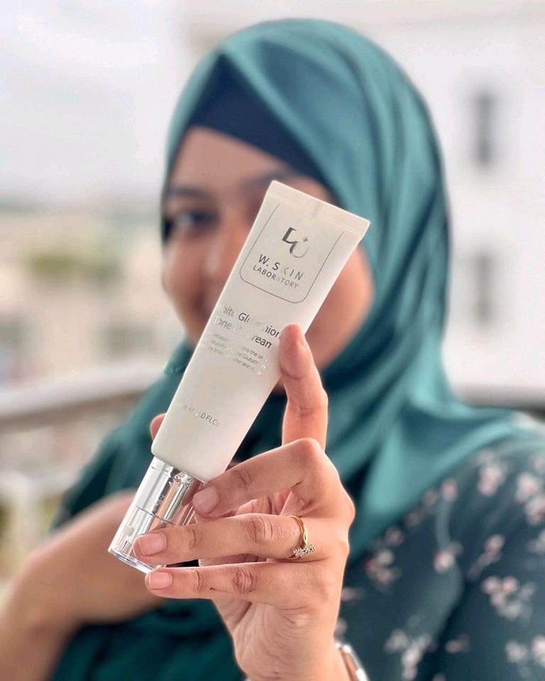 🌸 Eirlys Glutathione Whitening Tone Up Cream – 50ml Brighten up your skincare routine with this multi-purpose cream from Korea. Formulated with Glutathione, Arbutin, Vitamin C, and Niacinamide, this cream helps reduce