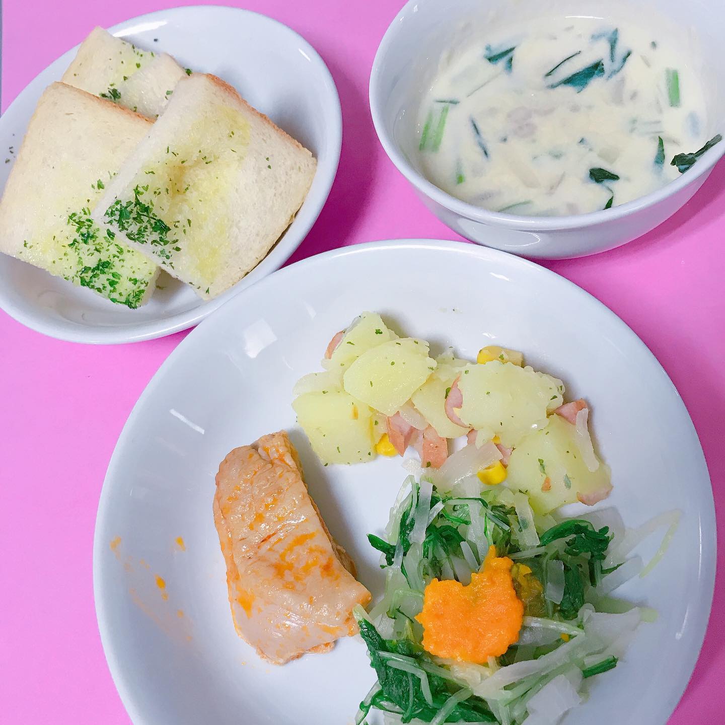 きたしば保育園給食室 7月14日火曜日 お昼ご飯 ガーリックトースト 鶏肉のトマト煮 ジャーマンポテト 大根のサラダ人参ドレッシング 小松菜としめじのクリームスープ 人参をミキサーにかけてドレッシングを作りました きたしば保育園 保育園 給食室 給食