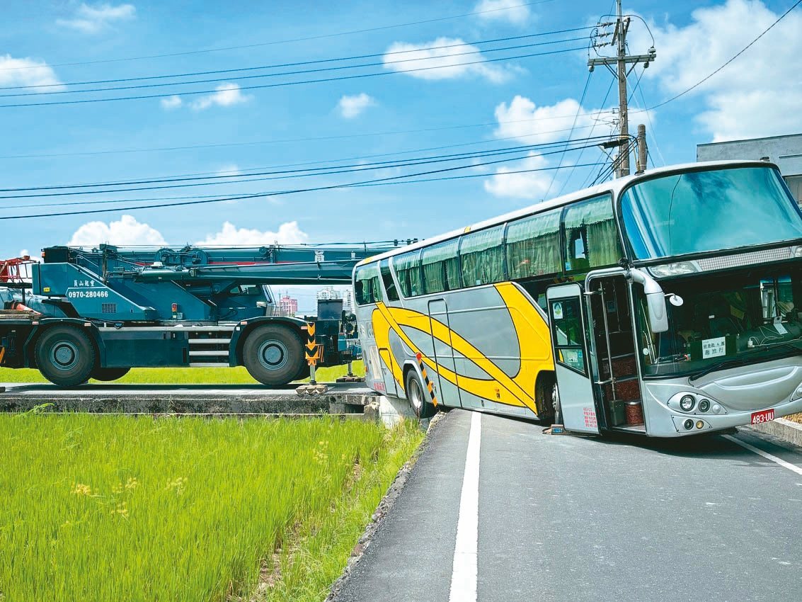 樂客導航王 NaviKing - #導航 #遊覽車 司機大哥，不要再用免費的嘛… 導航王TM ️圖資每天更新...