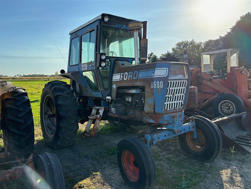 1975 Ford 8600 For sale. 1975 Ford 8600 diesel tractor with cab