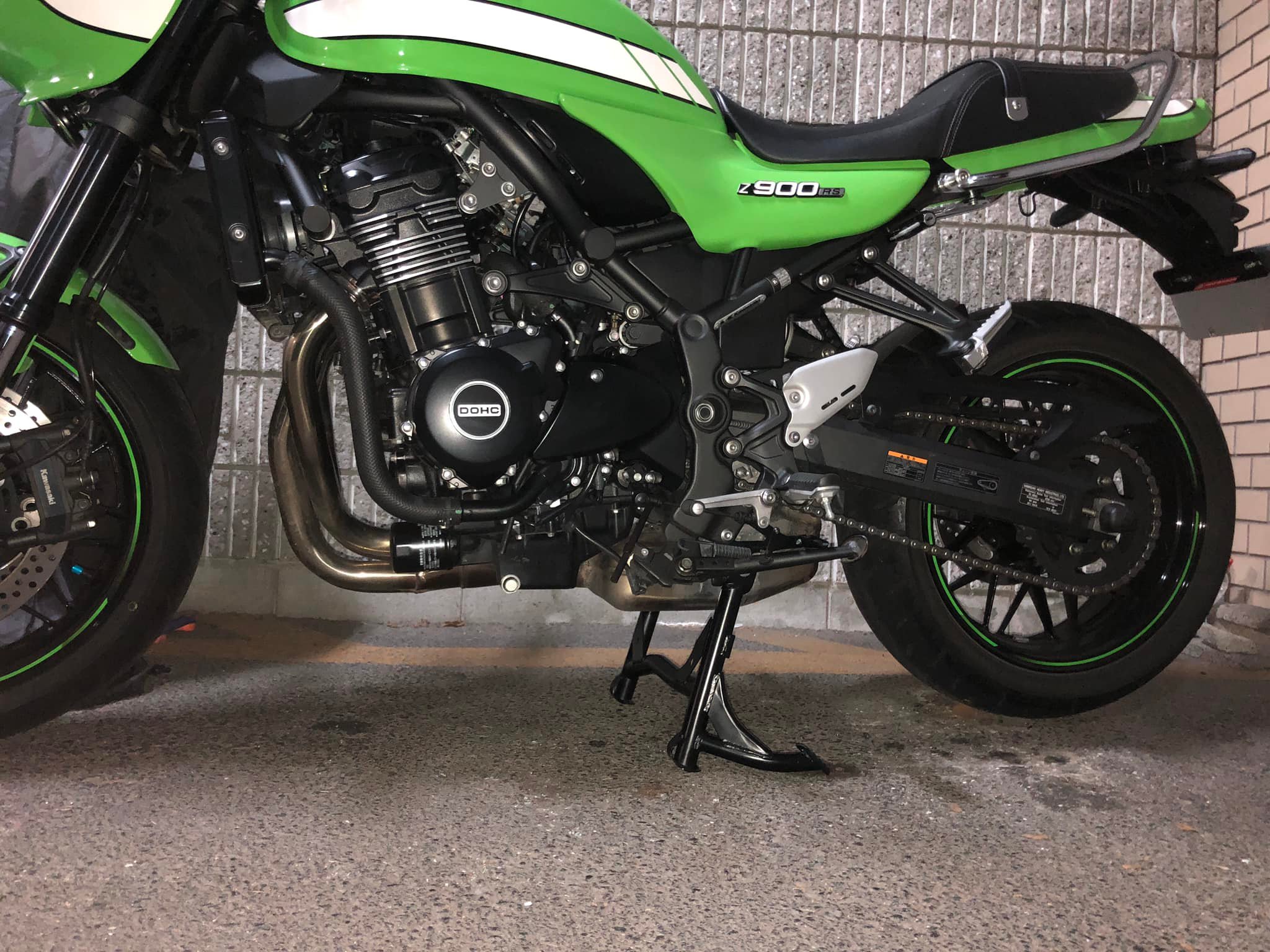 Z900RS cafe センタースタンドを付けました まだ試乗していませんが 