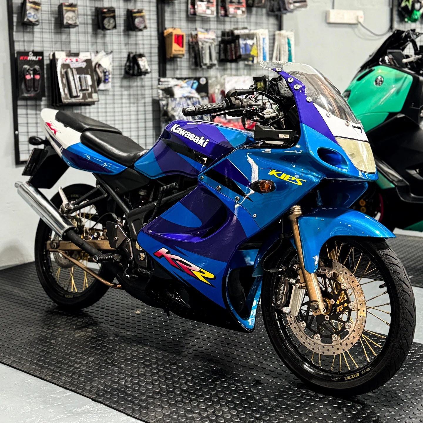 Hello everyone! Here we have a KRR 150 OEM coverset installed