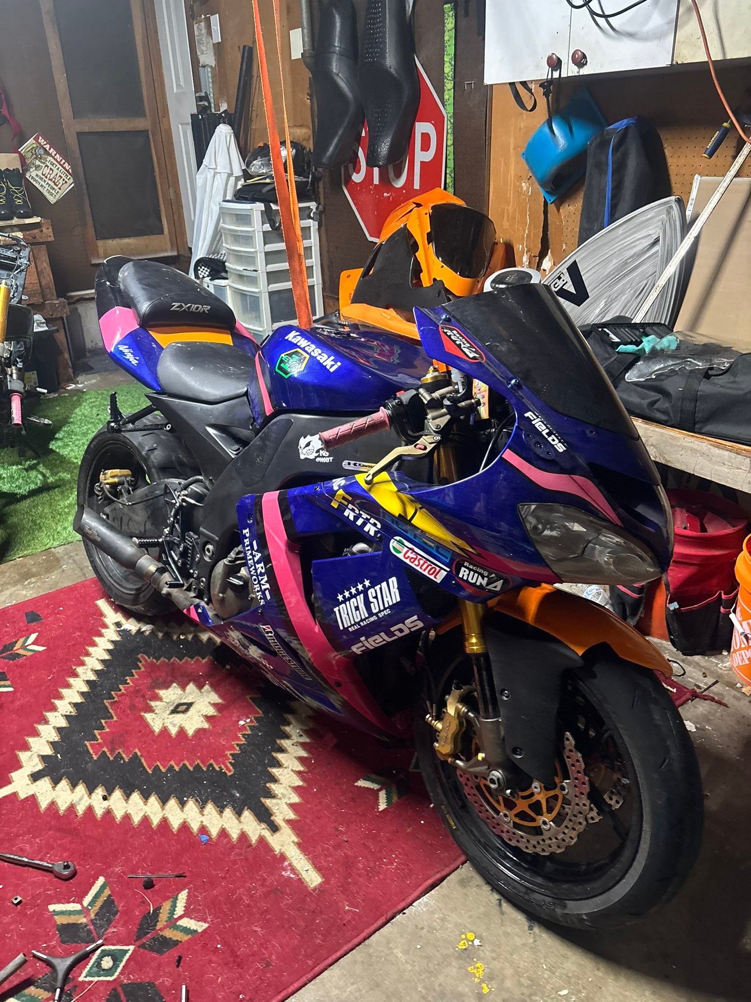 STOLEN- 2004 Kawasaki ZX-10r from lofts at bridgewood apartments