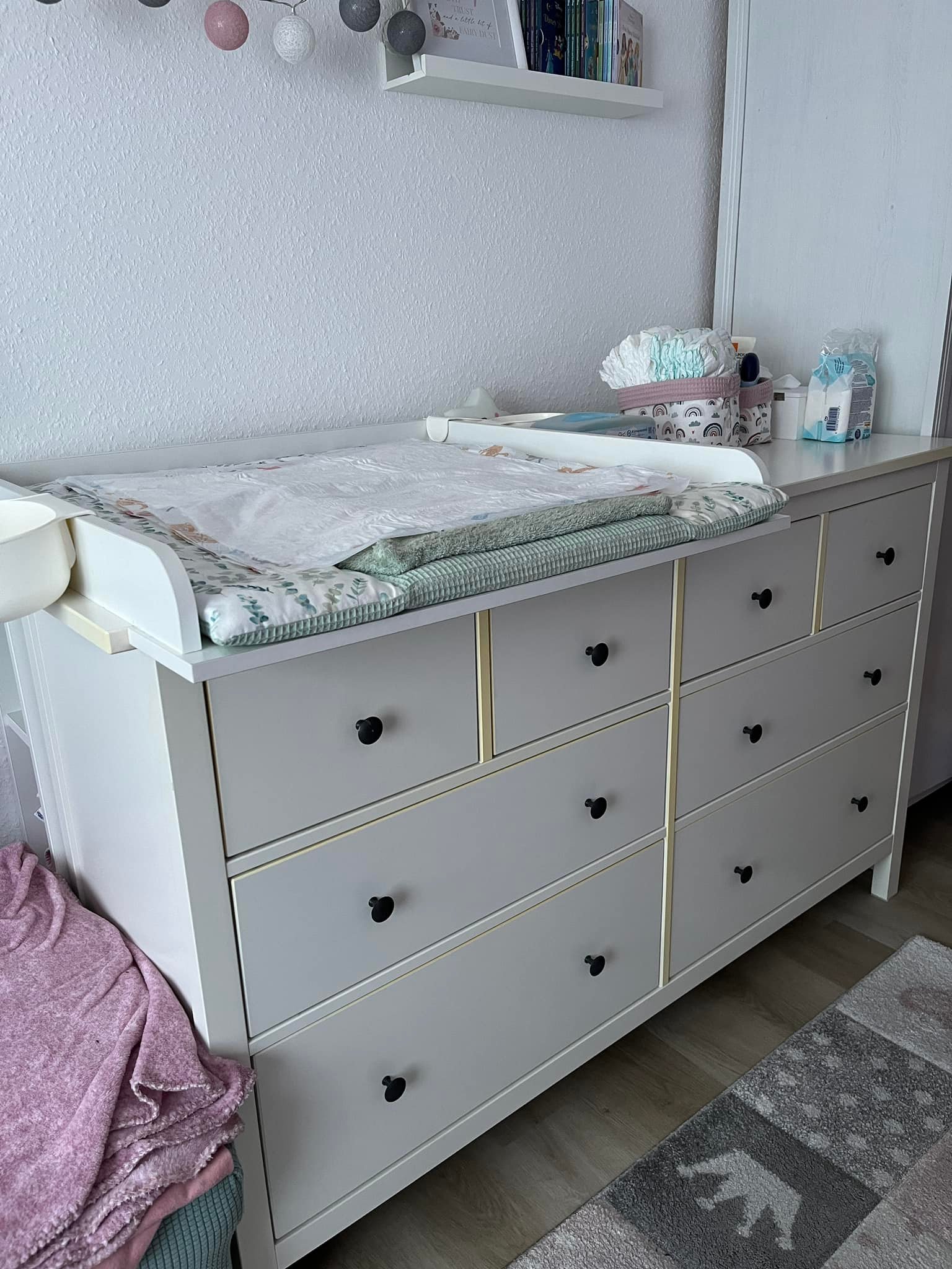 Hallo liebe Netties, wir verkaufen unsere Hemnes Kommode von Ikea mit passendem Wickelaufsatz von Puckdaddy. Wir haben sie auch gebraucht gekauft die Dame hat leider mit Desinfektionsmittel die Kommode geputzt, sodass diese