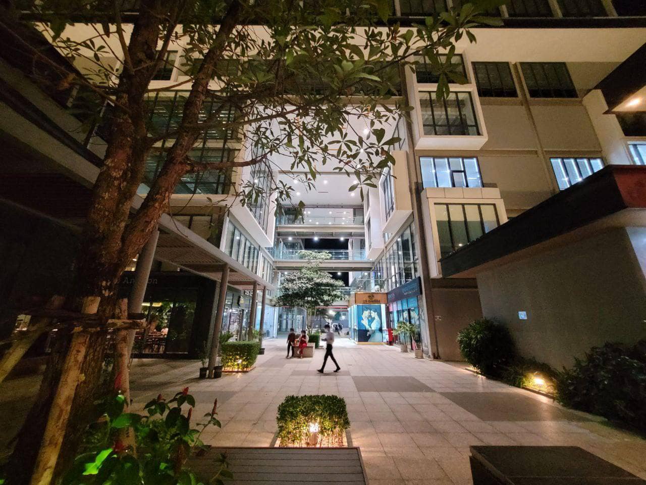 ទិដ្ឋភាពពេលរាត្រីនៅ The Point... - The Point Community Mall