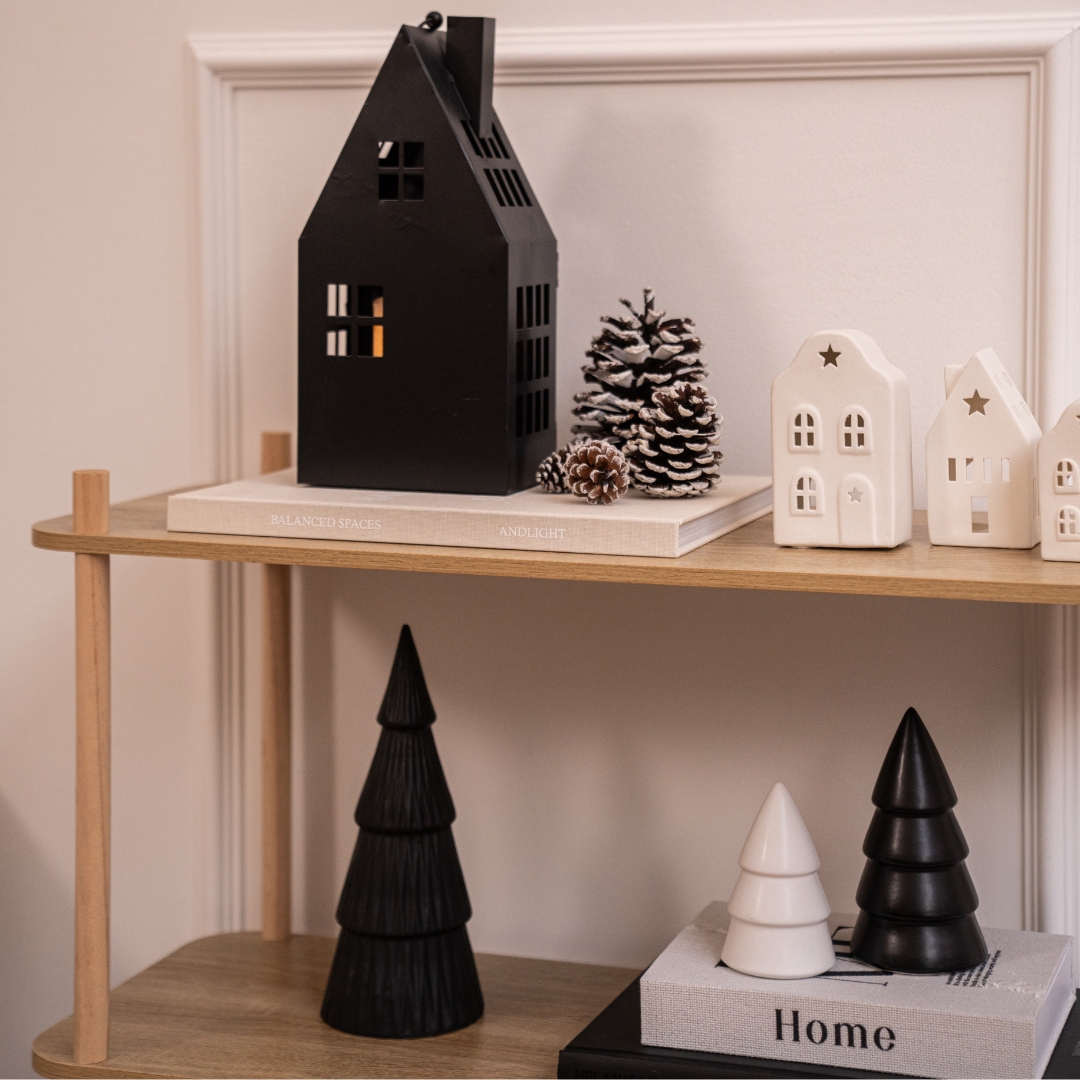 Minimalistisch und festlich 🎄💝 Schwarze Deko bringt Eleganz und Ruhe in dein Zuhause. Kombiniert mit Naturtönen oder Weiß entsteht ein moderner, zeitloser Look. 🖤🤍 Jetzt online und in unseren Filial