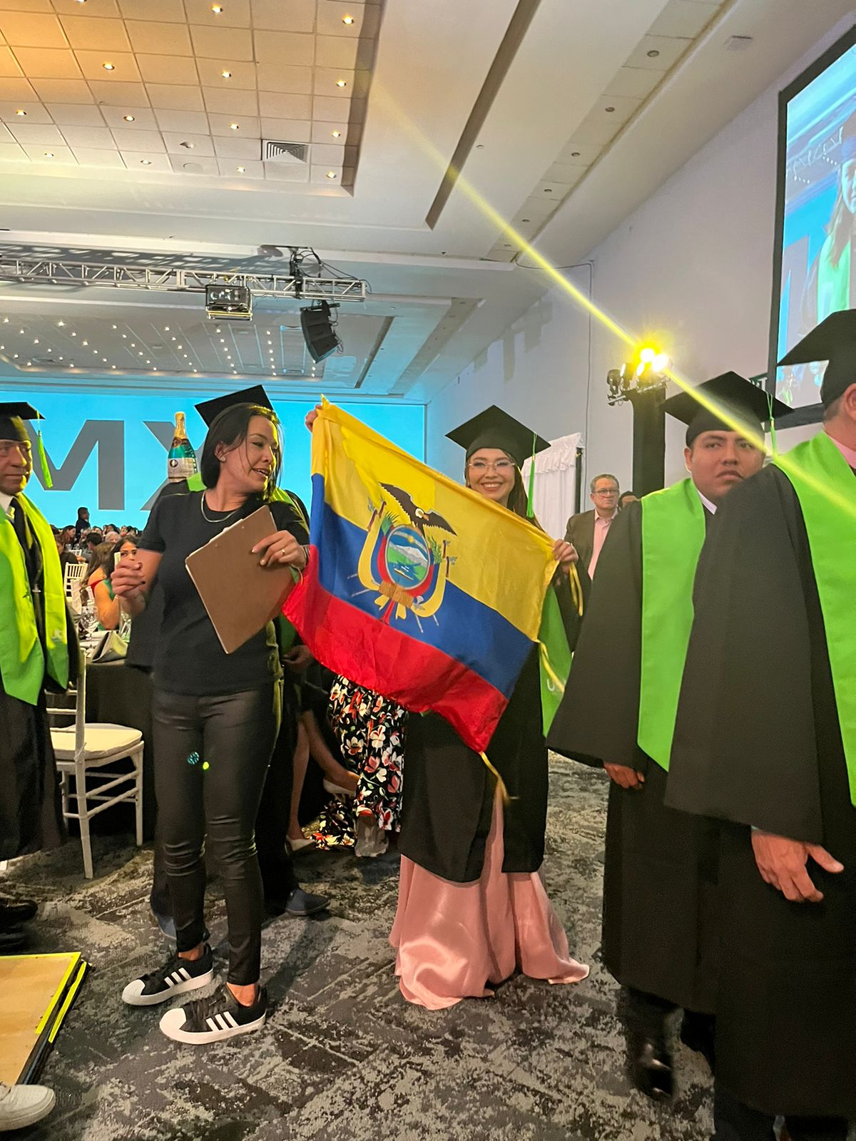 🎓🌟 ¡Felicidades a nuestra egresada de... - Utel Universidad