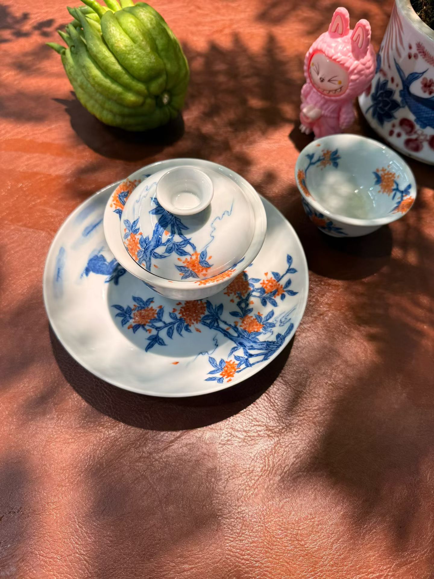 ○ 清乾隆青花釉里红海水云龙纹天球瓶现藏于北京故宫博物院| Allan Chong