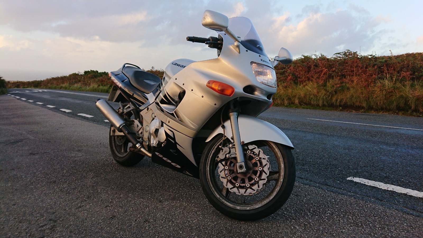 Looking for a thrilling ride? Check out this 1998 Kawasaki ZX6R