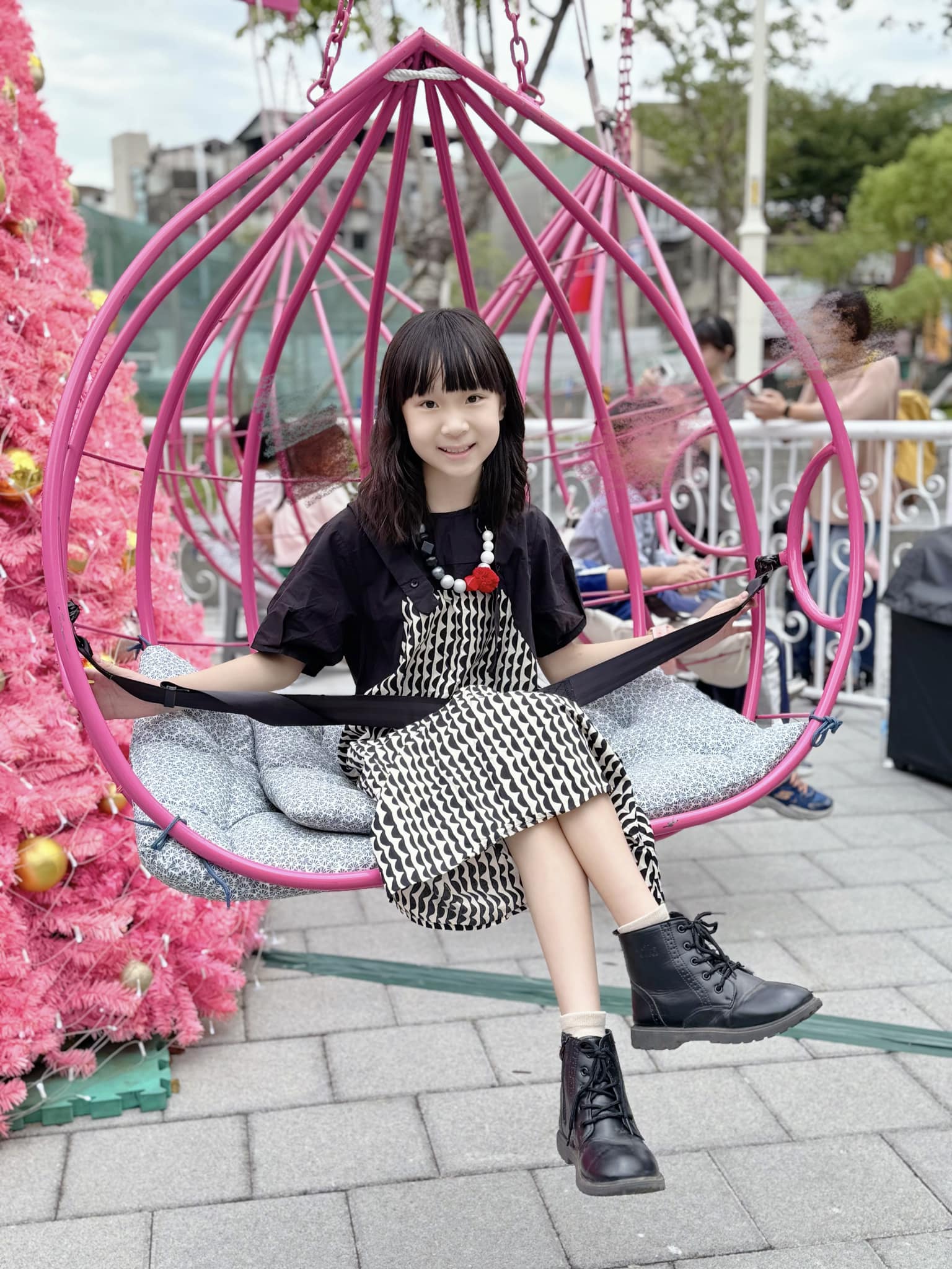 父女對話 - 快閃進城一下（耶誕城） Ariel這位小姊姊現在坐上這種設施 我都會問她「你確定要玩嗎🤭」...