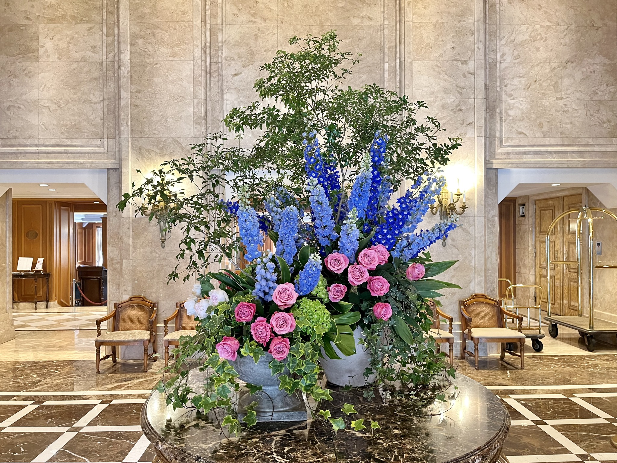 今月のロビー装花＊ 今月のテーマは「春のガーデン」 山下公園の薔薇が