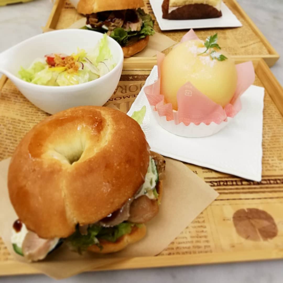 Pattissier Kotaro ベーグルランチ ケーキはまるごとピーチが人気てす まるごとピーチは桃の入荷次第で終了となりますので お早めにご来店ください パティシエコウタロウ 高槻ランチ 高槻ケーキ 高槻スイーツ 高槻カフェ巡り 高槻 茨木スイーツ 茨木
