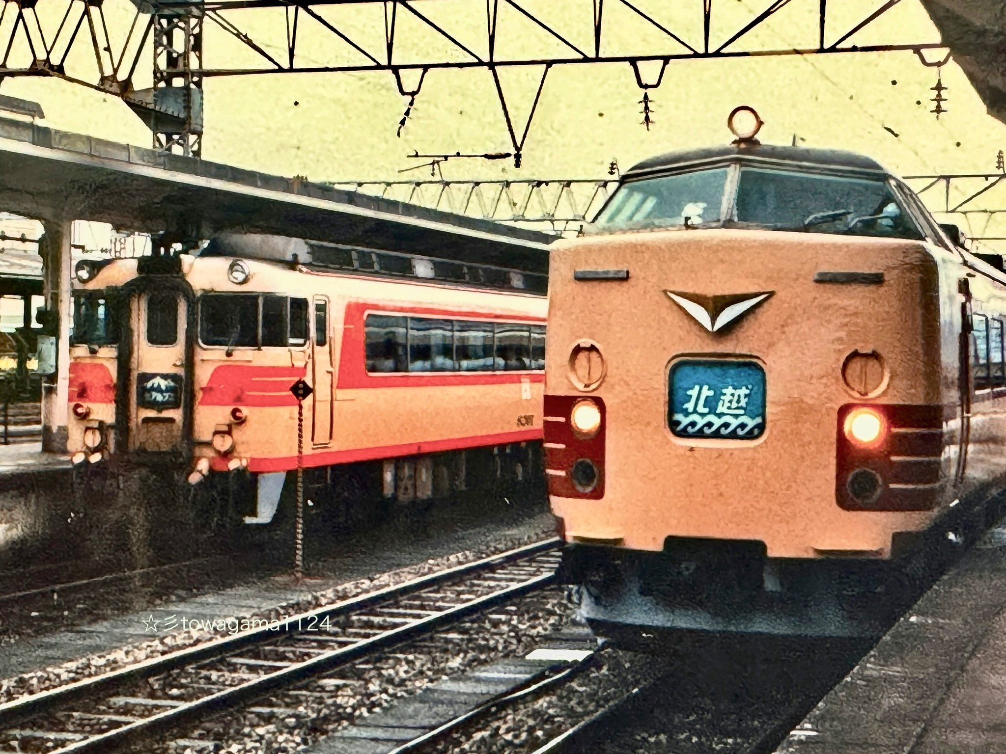 昭和の国鉄富山駅。奥に見えるのが名鉄の北アルプスですね。名鉄の駅