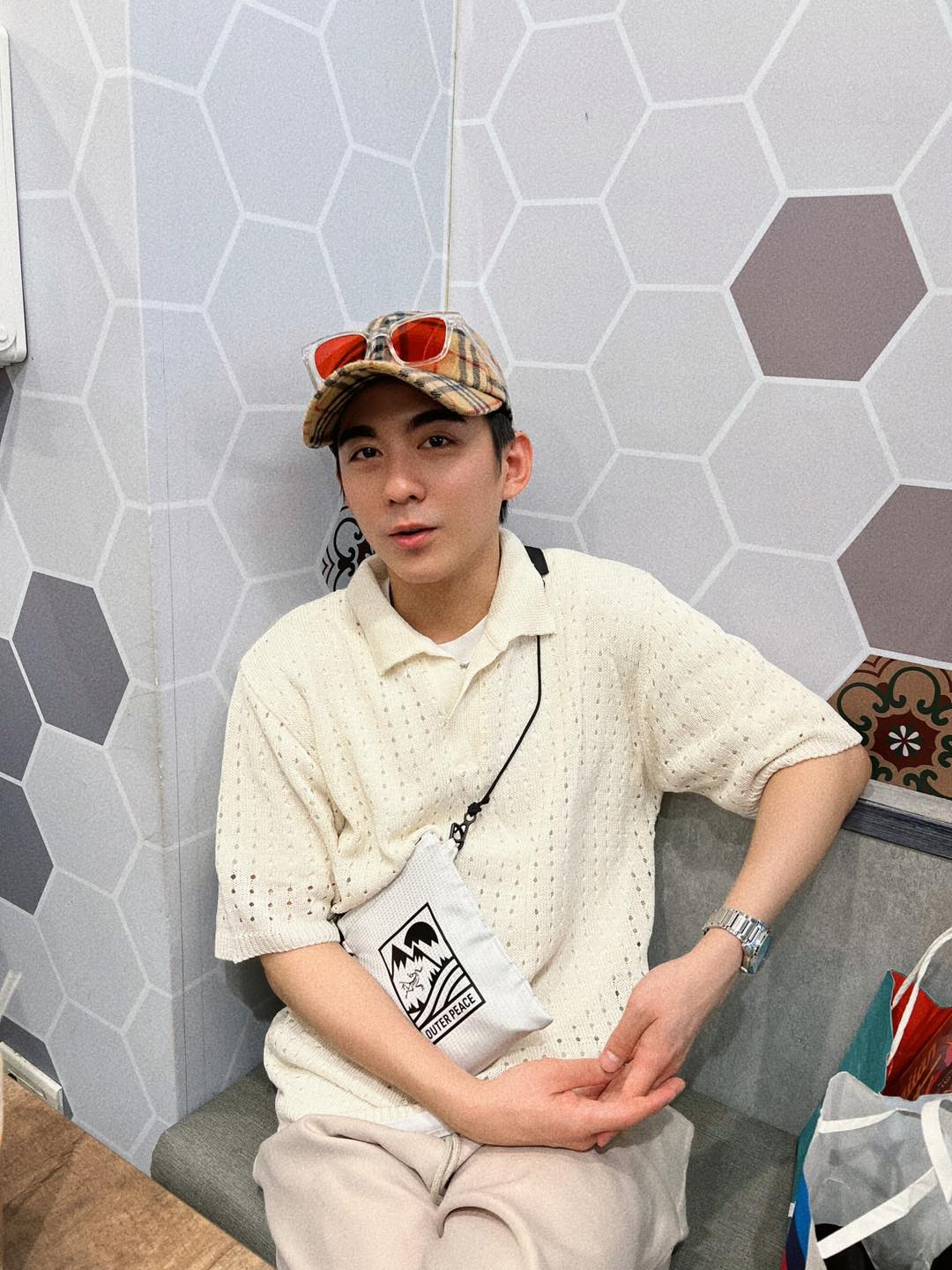 陳禹豪 Haoge - 笑or不笑or喝奶茶 🥤 *看得出來我有修眉毛嗎？ 👓🧢👔 全都是 4Ds... | Facebook