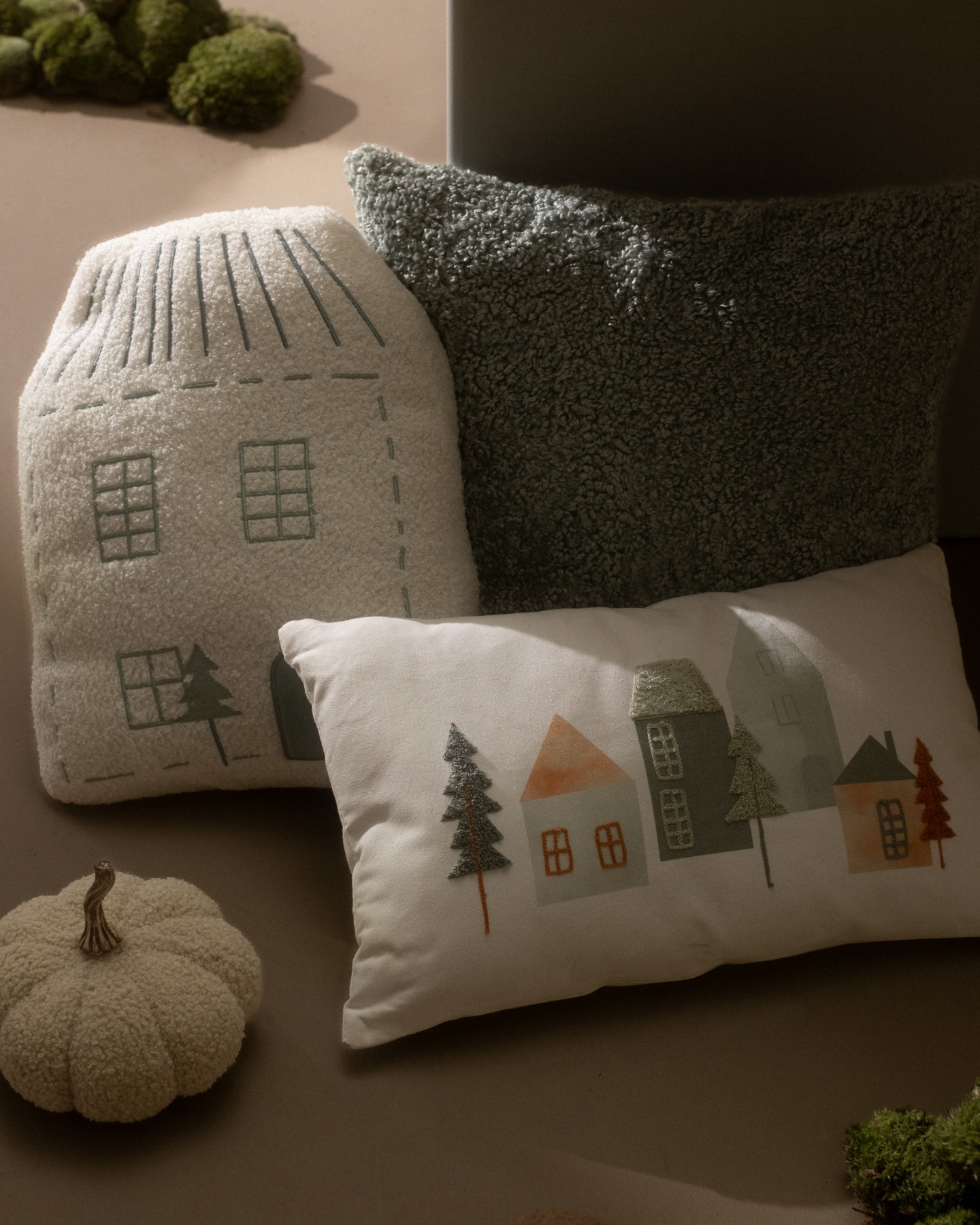 Zeit für ein Update auf der Couch! Unsere neuen Skandi-Kissenhüllen im Design Logis warten ab sofort online und in unseren Filialen auf euch. Welche würdest du wählen?🤍 . . . Deko-Objekt Kürbis