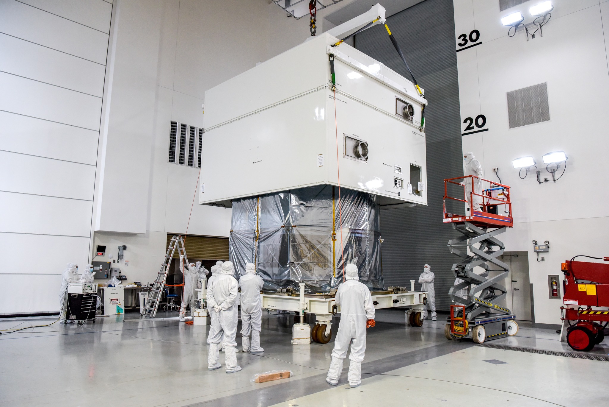 Spaceth.co - เจ้าหน้าที่กำลังนำกล้อง SPHEREx ออกจาก Container ที่บรรจุ ...
