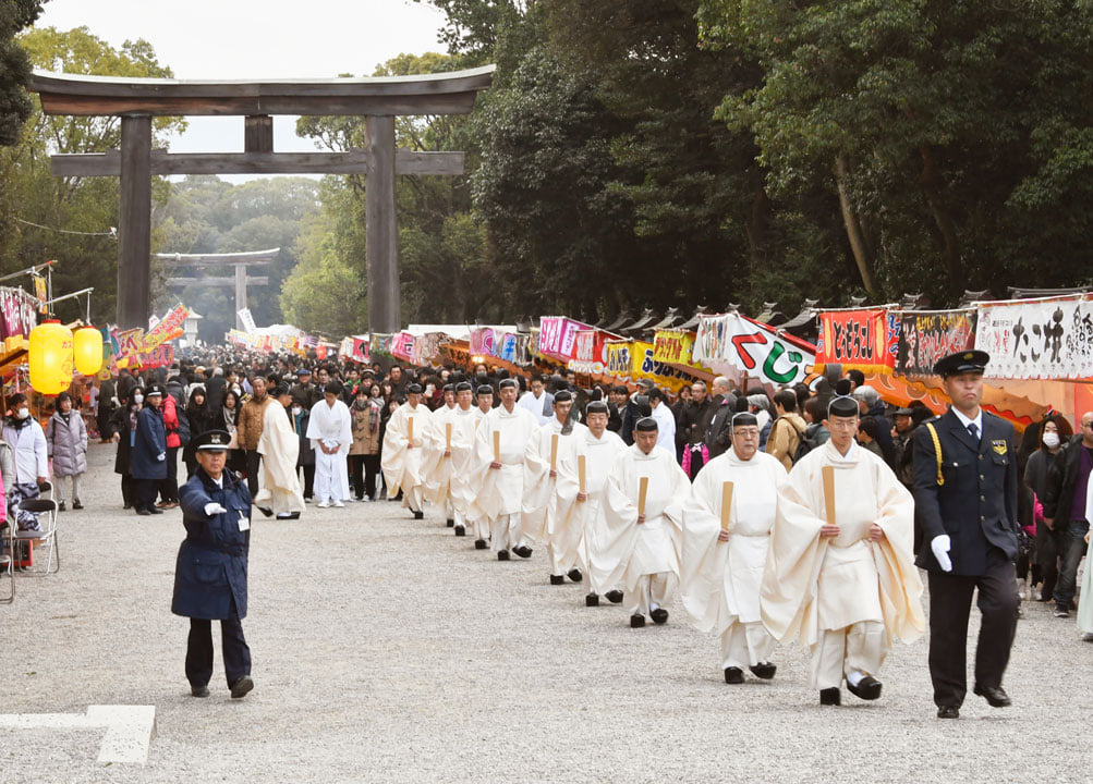 惟神之道 - 元始祭(1/3)： 國家神道中的大祭 由天皇率領皇族以及療，親自主持祭典，並且著最高儀式禮服以及配戴劍、璽。 | Facebook