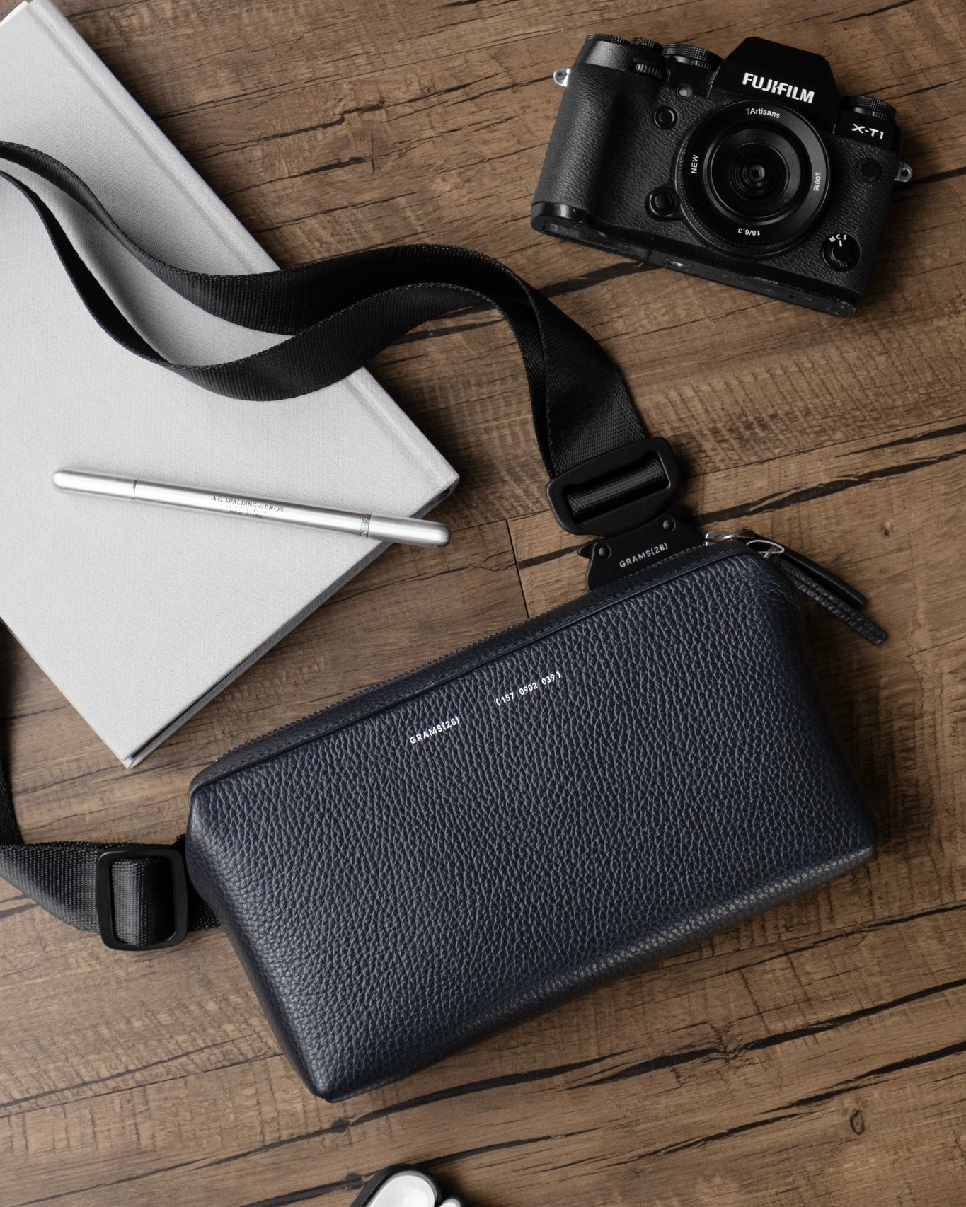 The 157 Essential Sling unites style with practicality. With its 