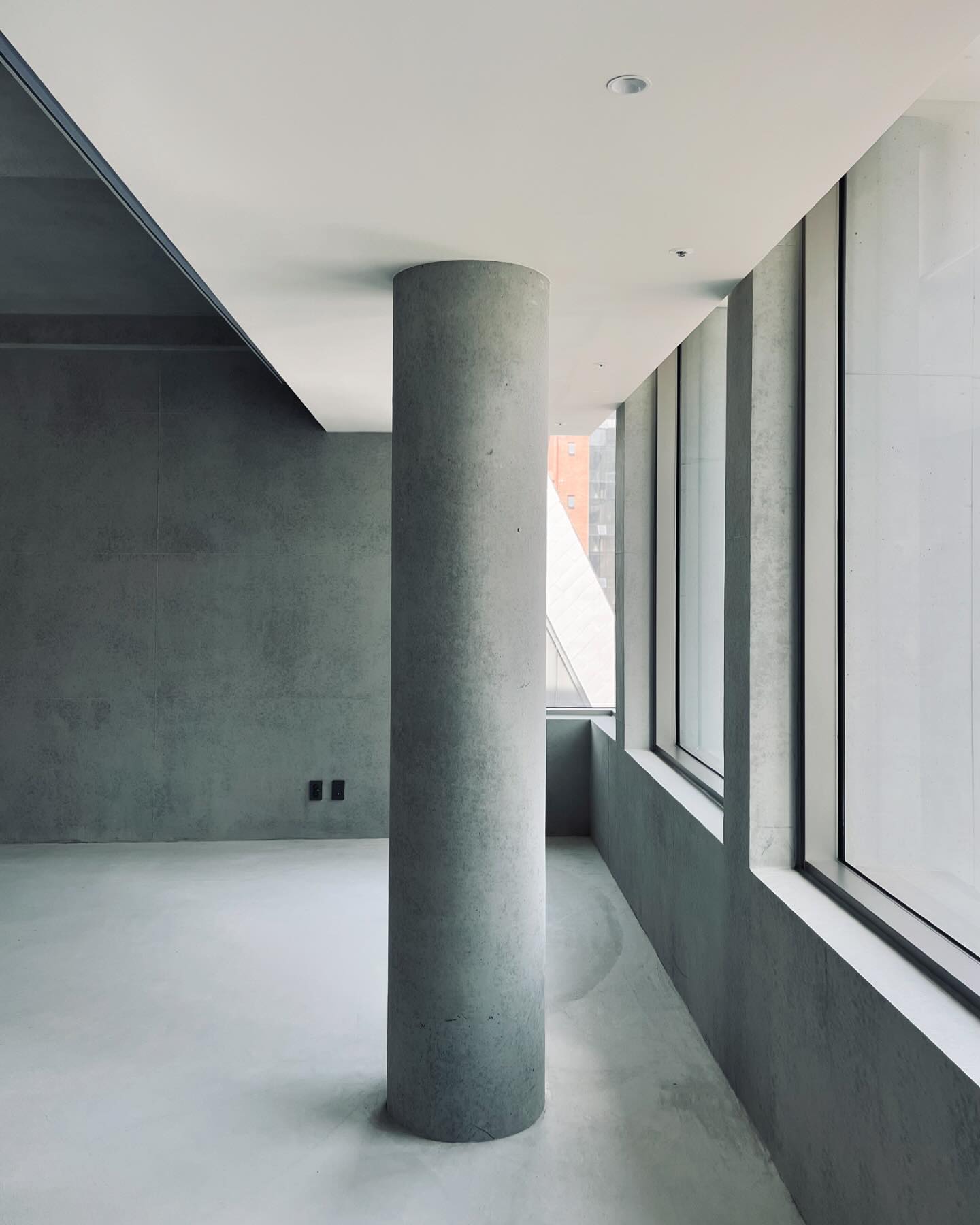 창과 반자 선, 기둥 두께와 위치, 외벽 깊이와 창턱 높이.... - More Less Architects | Facebook