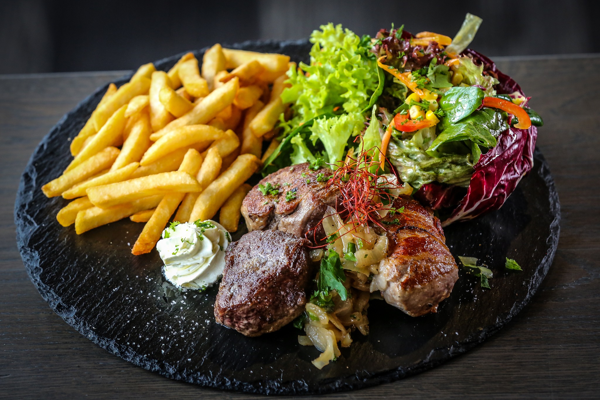 Hot Deal 📣 Steak Teller - argentinisches Hüftsteak und rosa gebratenes Schweinefilet im Speckmantel mit Kräuterbutter und gebratenen Zwiebeln