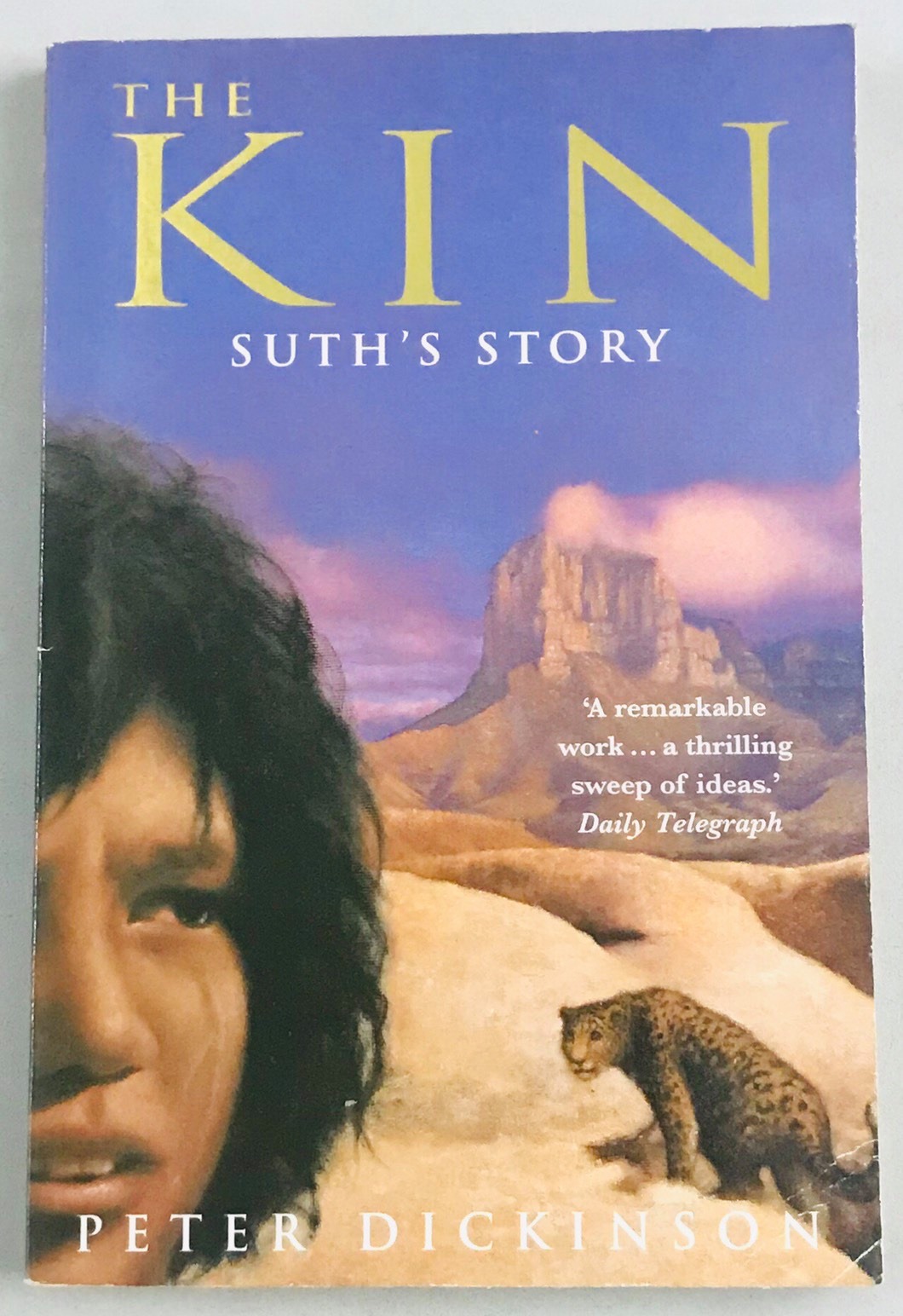 The Kin เขียนโดย Peter Dickinson นวนิยายมหากาพย์เรื่องนี้ทำให้มนุษย์ยุค ...
