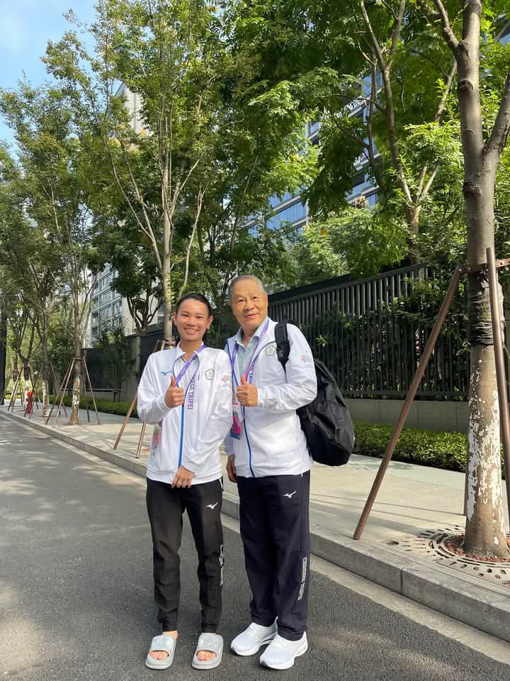 張思敏 - 張思敏 added a new photo — at 榮耀之星.