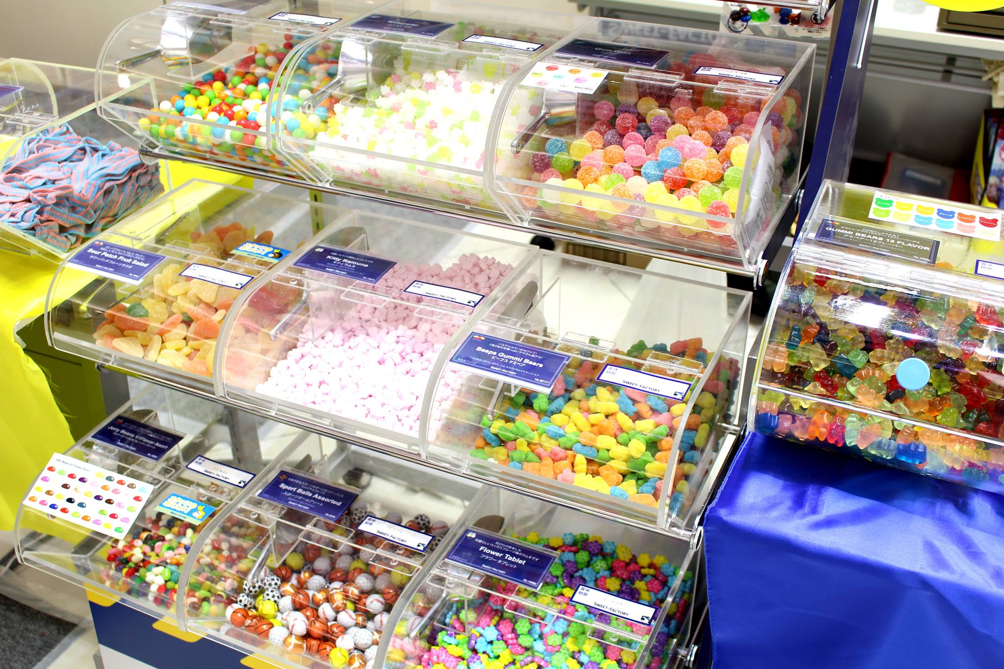 イオンモール岡山 - SWEET-FACTORY+PLUSより お菓子の量り売り・詰め 