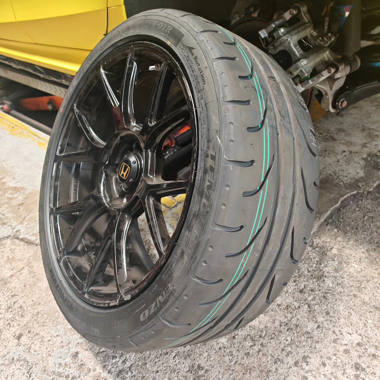 Vitour Tempesta Enzo V01R 245/40/18 mounted on Konig Ampliform 8.5 