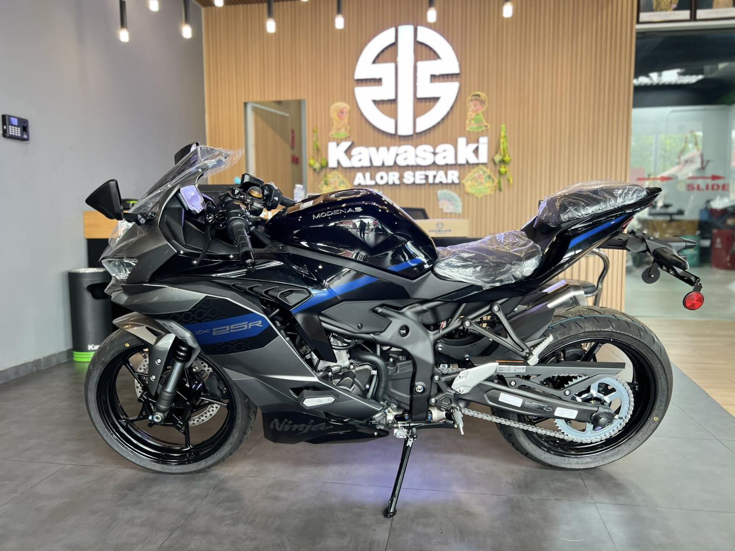 ペイ KAWASAKI ZX-25R SE NEW COLOUR 👉MET. MOONDUST GRAY / MET. SPARK